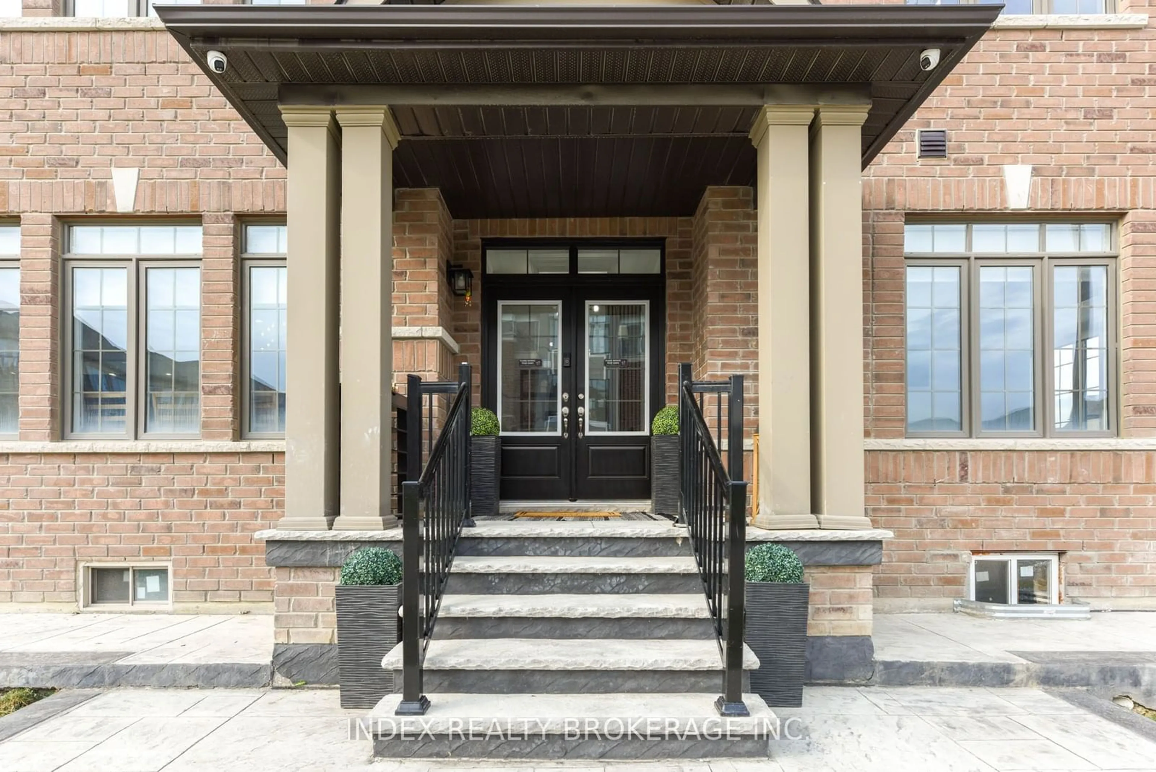 Indoor entryway, wood floors for 32 Mccormack Rd, Caledon Ontario L7C 0Y9