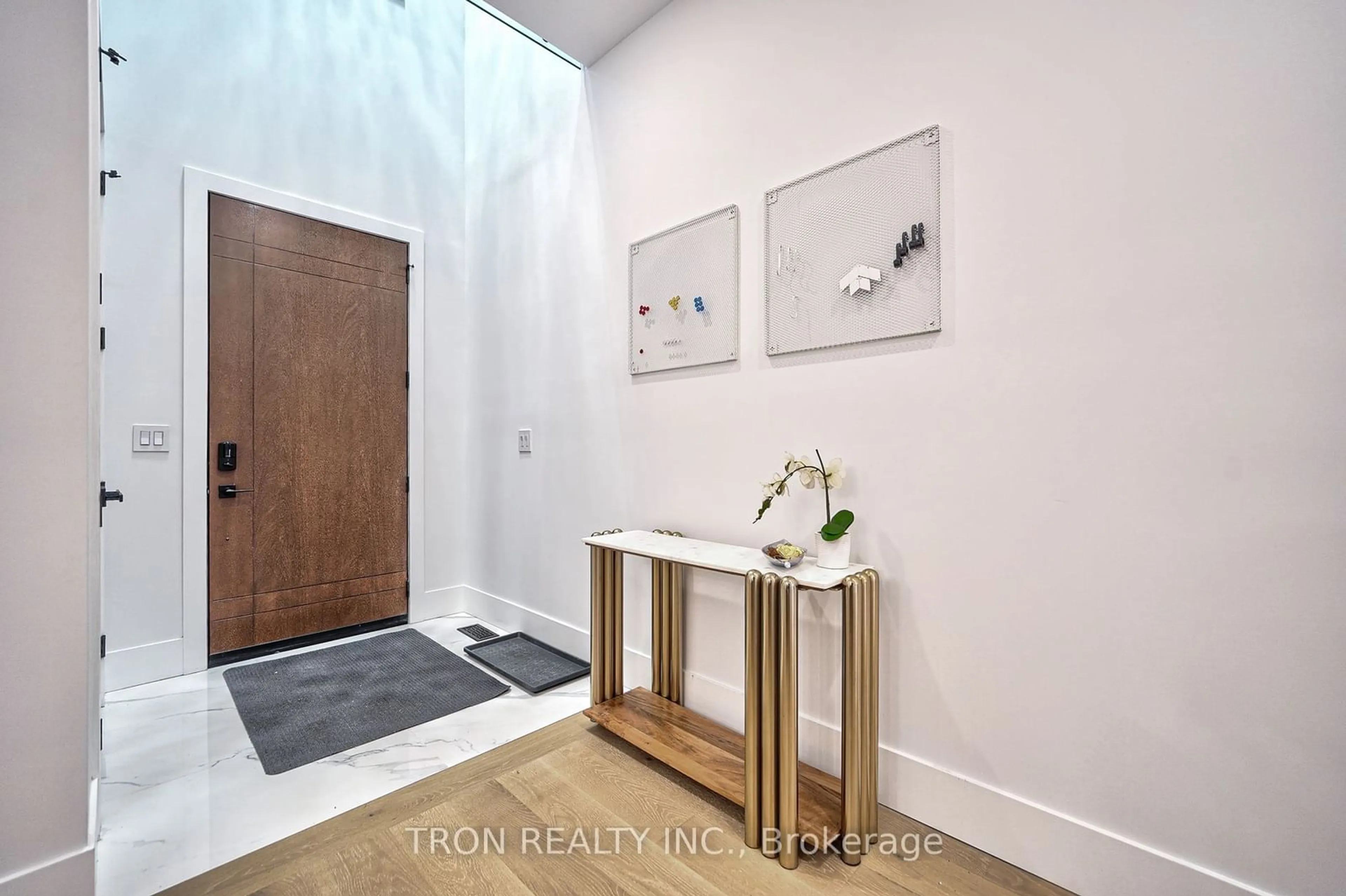 Indoor entryway, wood floors for 38 Uno Dr, Toronto Ontario M8Z 3N8