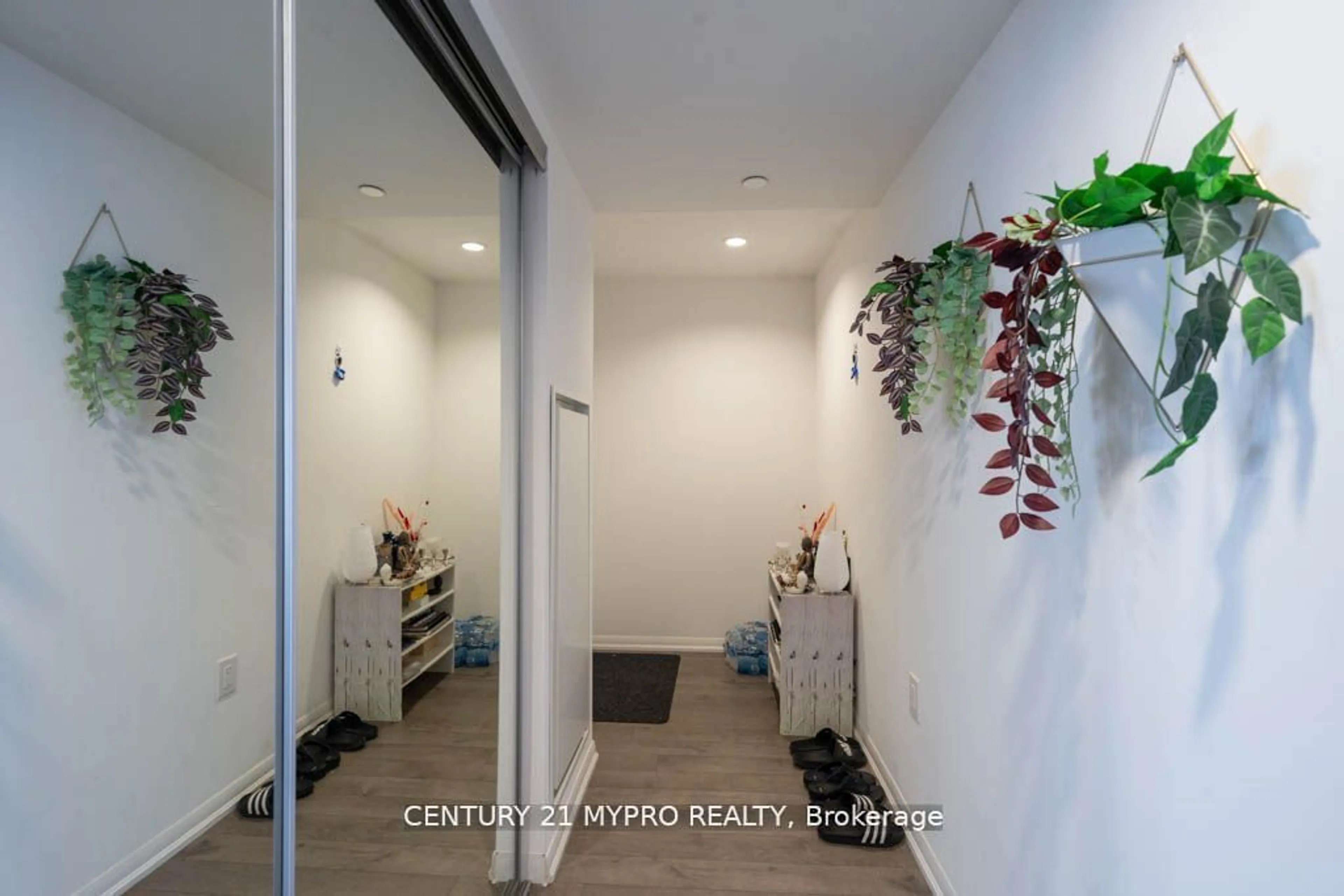 Indoor entryway, ceramic floors for 3091 Dufferin St #1003, Toronto Ontario M6A 0C4