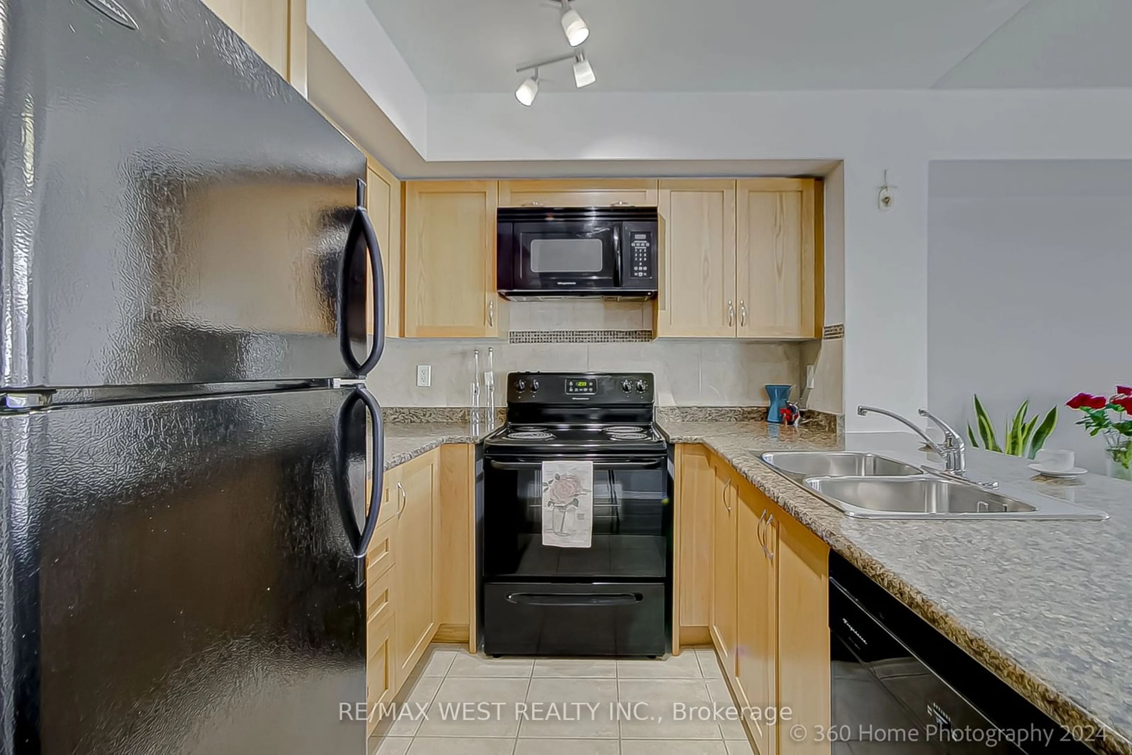 Standard kitchen, wood floors for 2772 Keele St #312, Toronto Ontario M3M 0A3