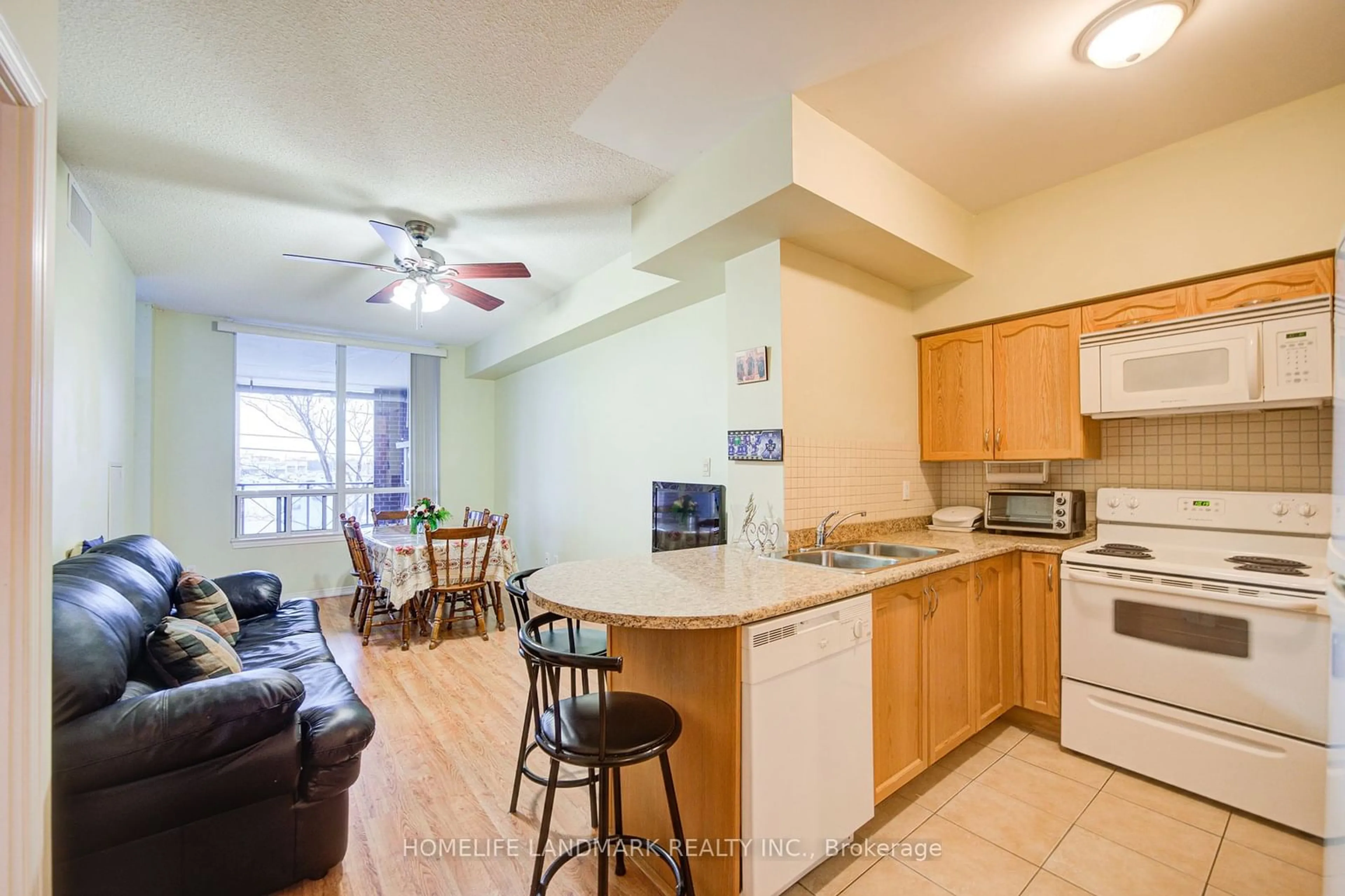 Standard kitchen, wood floors, cottage for 2772 Keele St #204, Toronto Ontario M3M 0A3