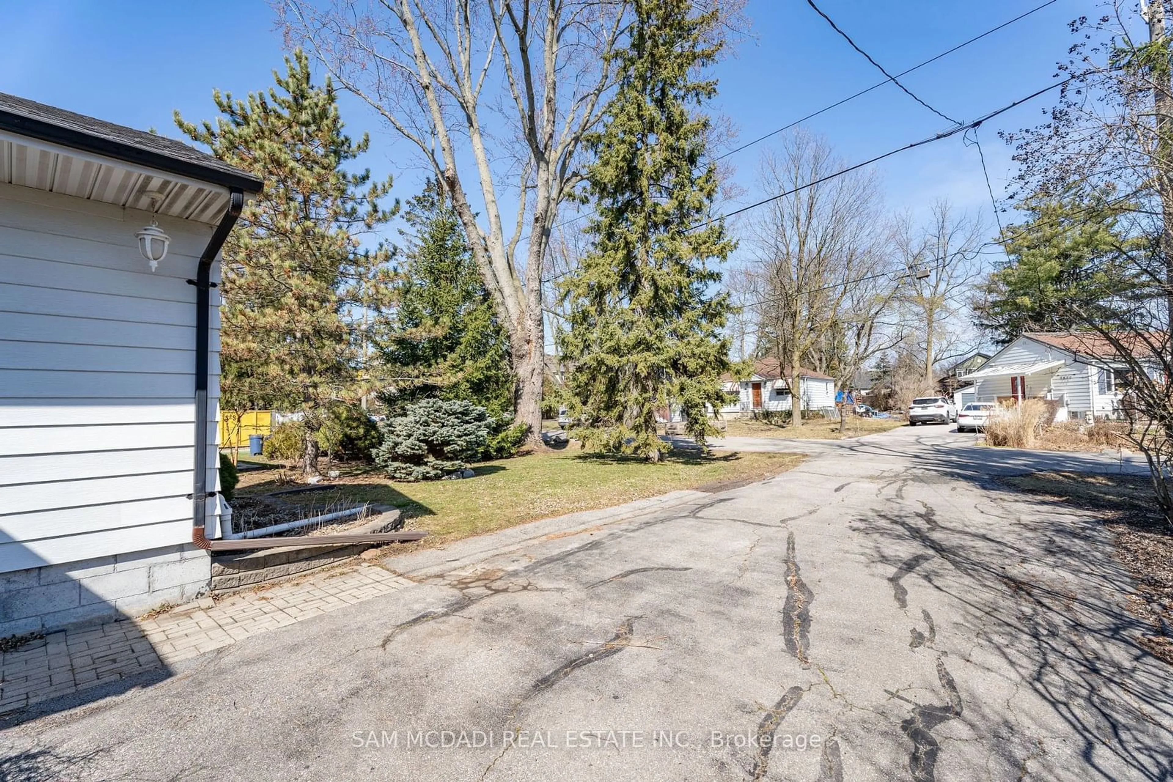 A pic from exterior of the house or condo, the street view for 1218 Lakebreeze Dr, Mississauga Ontario L5G 3W6