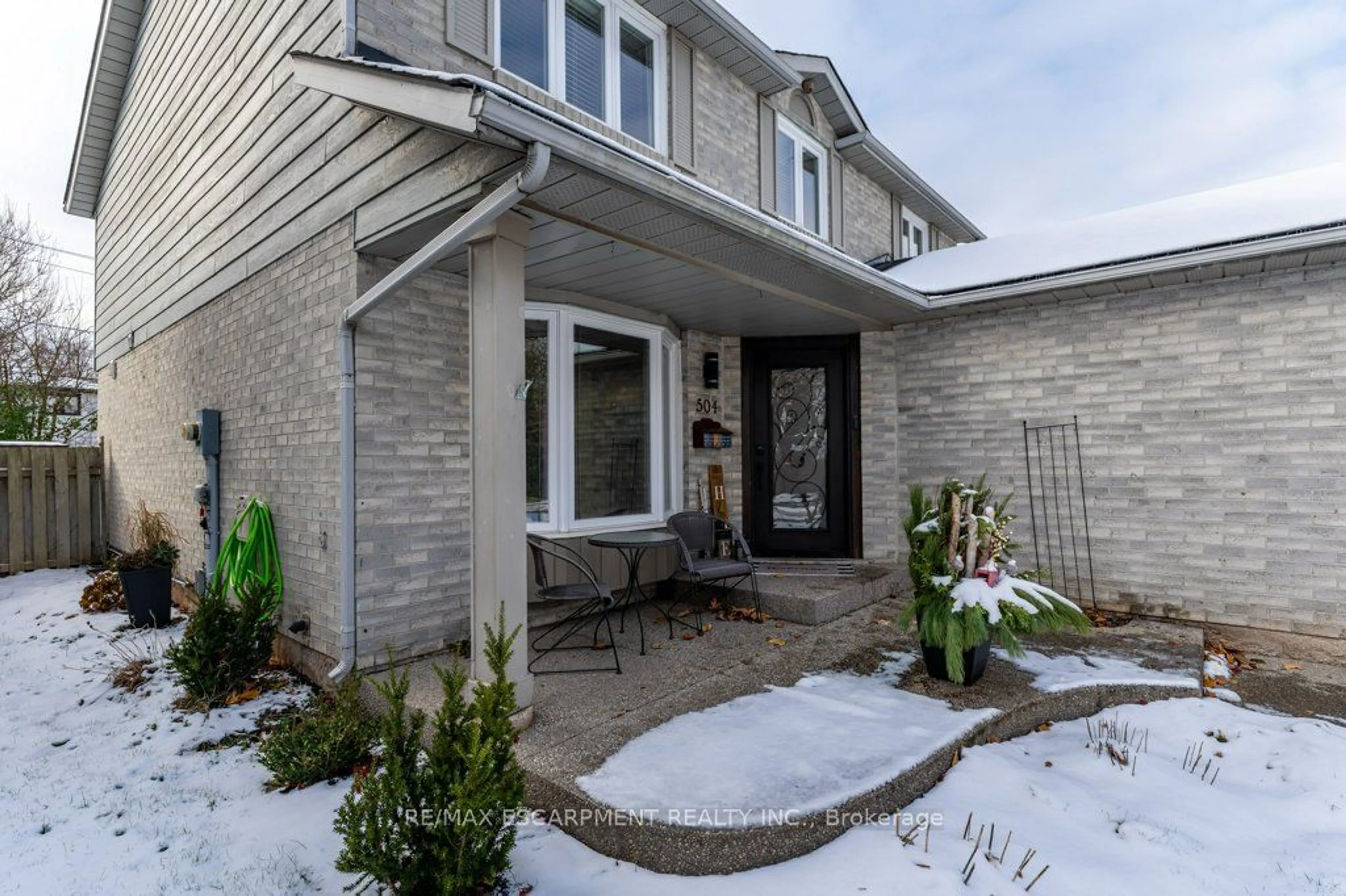 Frontside or backside of a home, the street view for 504 Mathewman Cres, Burlington Ontario L7L 5T3