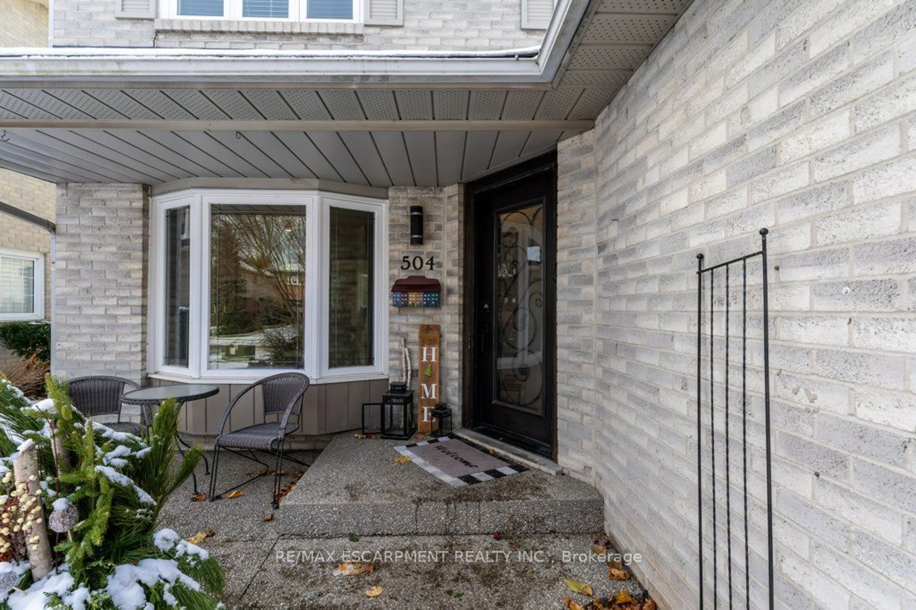 Indoor entryway, wood floors for 504 Mathewman Cres, Burlington Ontario L7L 5T3