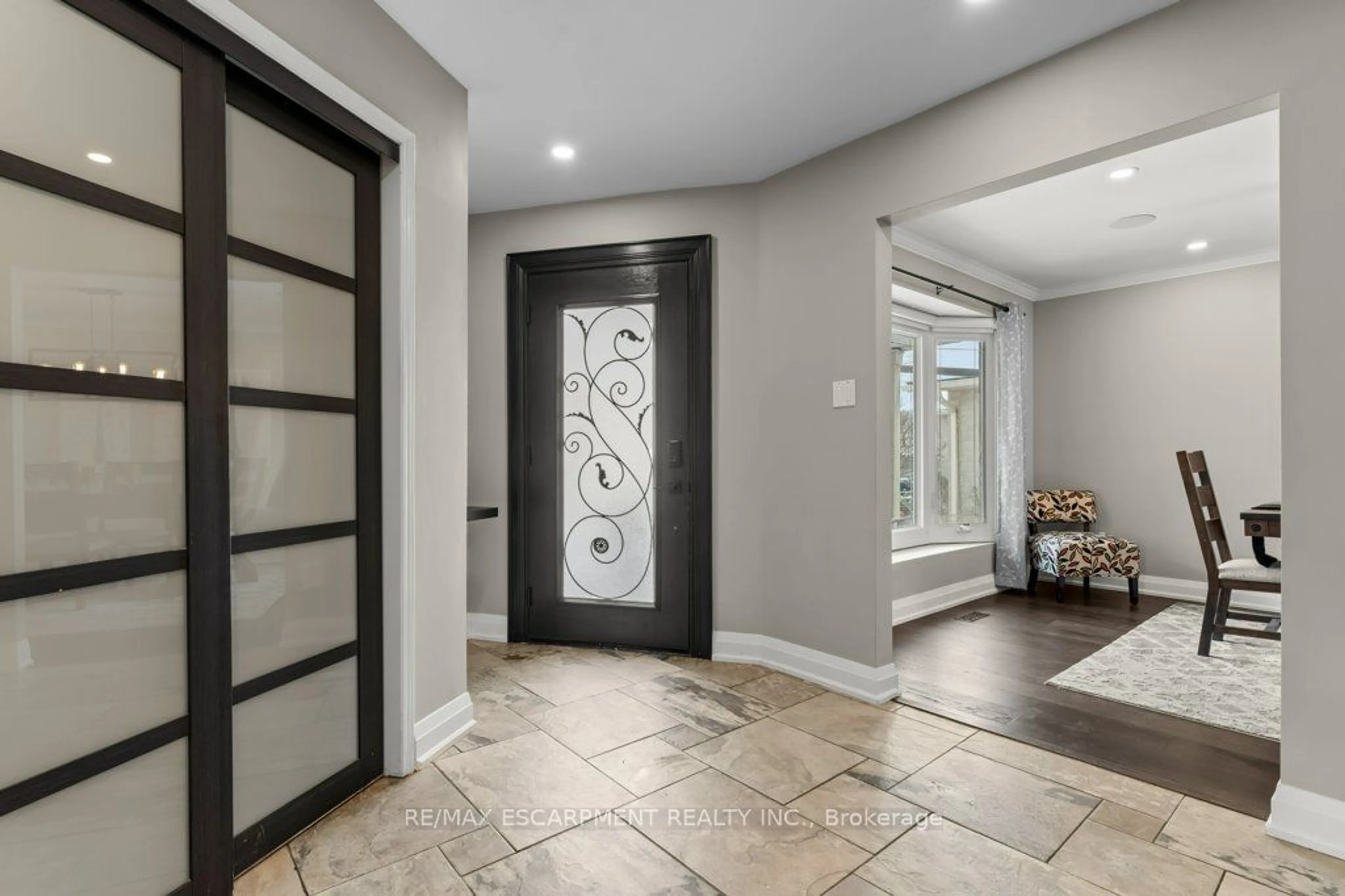 Indoor entryway, wood floors for 504 Mathewman Cres, Burlington Ontario L7L 5T3