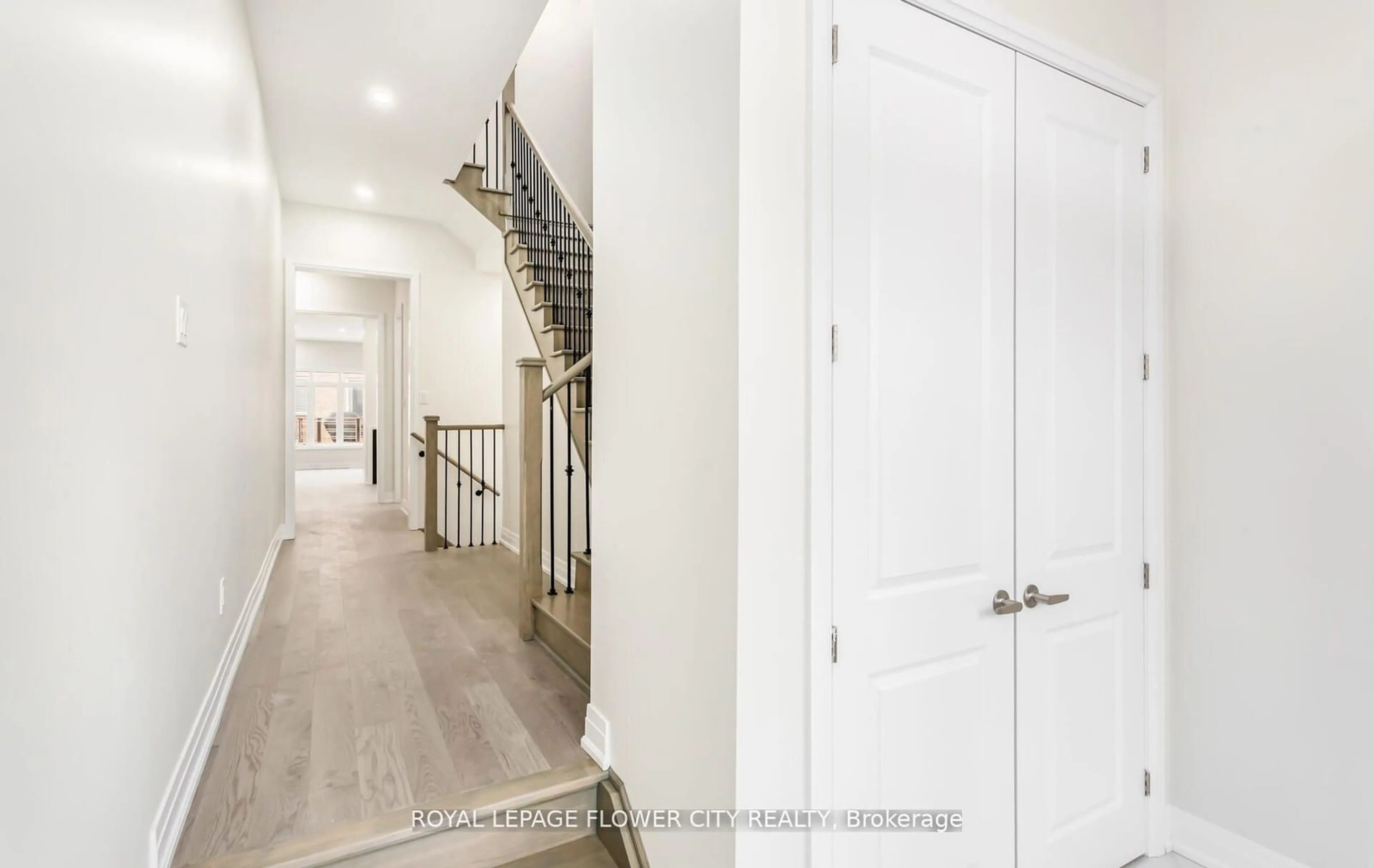 Indoor entryway, wood floors for 44 Royal Fern Cres, Caledon Ontario L7C 4H1