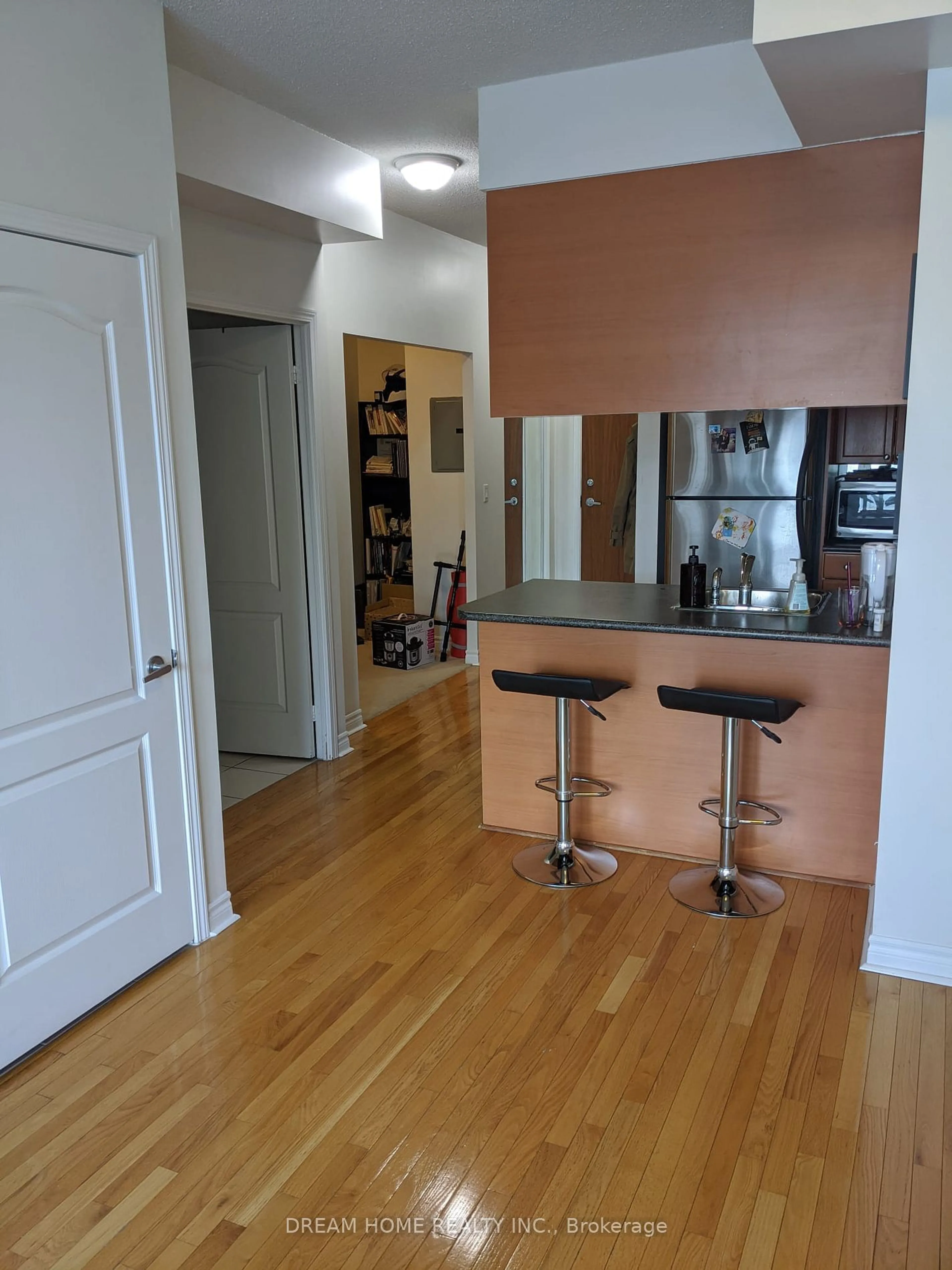 Open concept kitchen for 1 Elm Dr #2306, Mississauga Ontario L5B 4M1