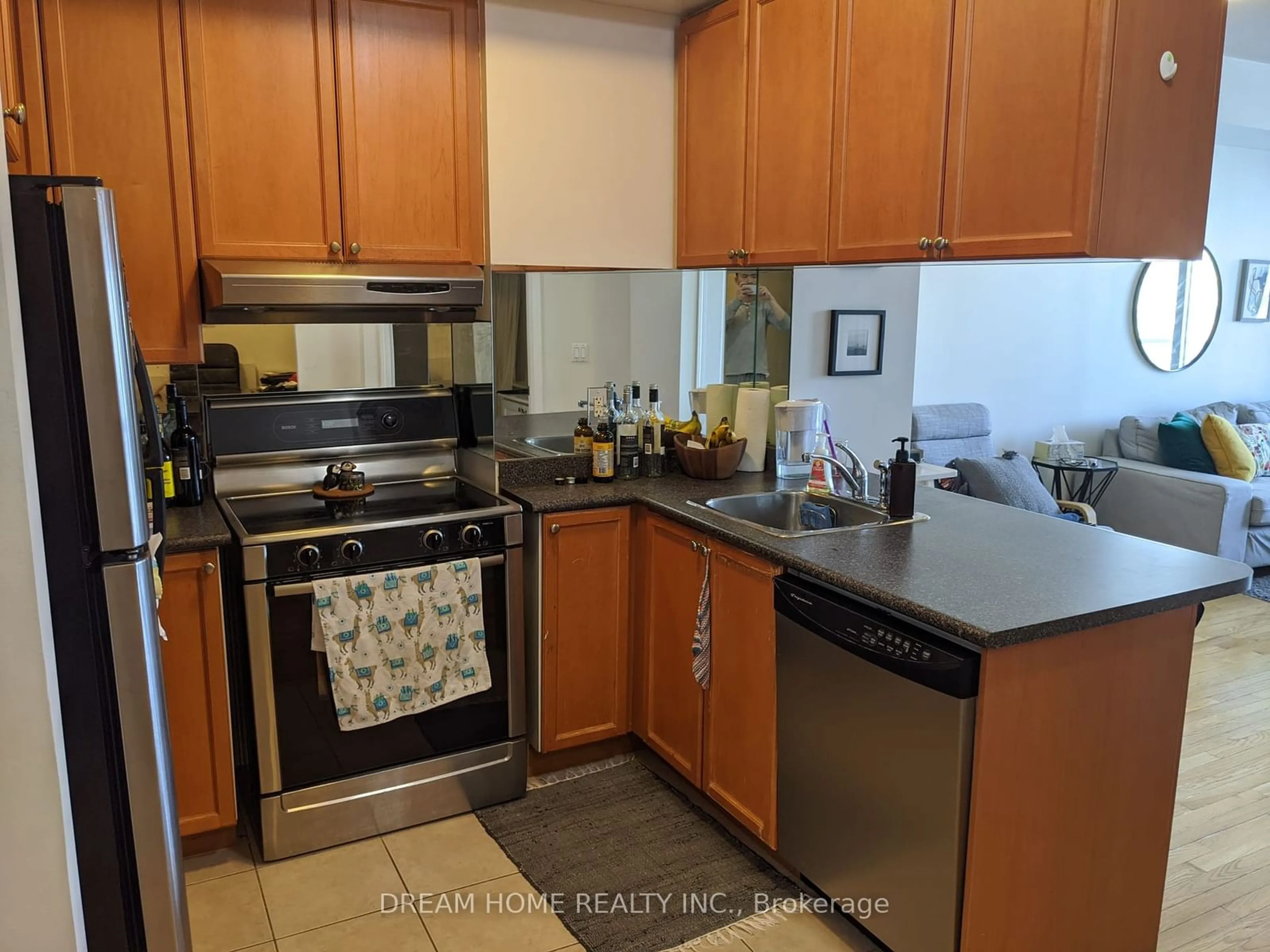 Standard kitchen for 1 Elm Dr #2306, Mississauga Ontario L5B 4M1