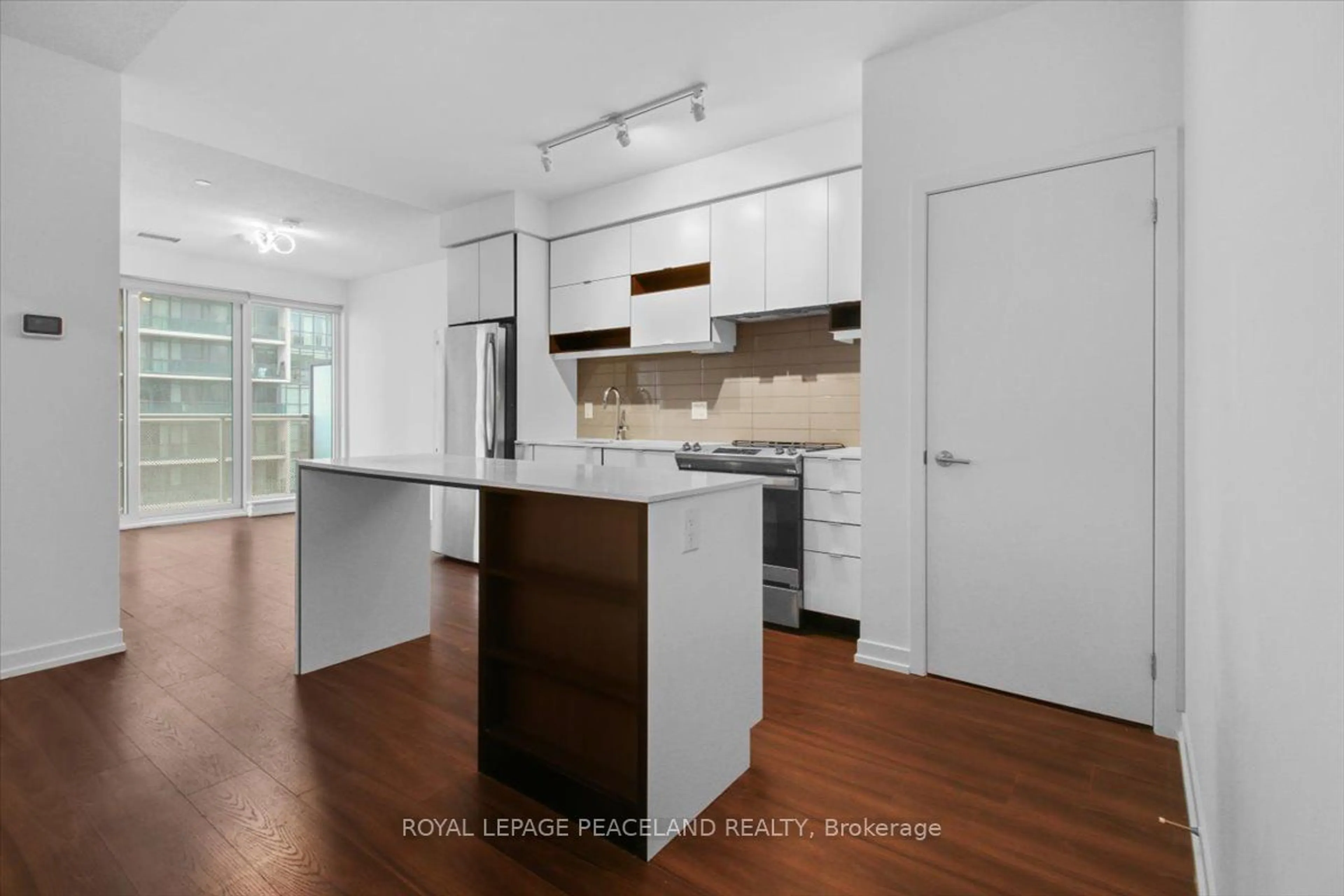 Open concept kitchen for 4065 Confederation Pkwy #1202, Mississauga Ontario L5B 0L4