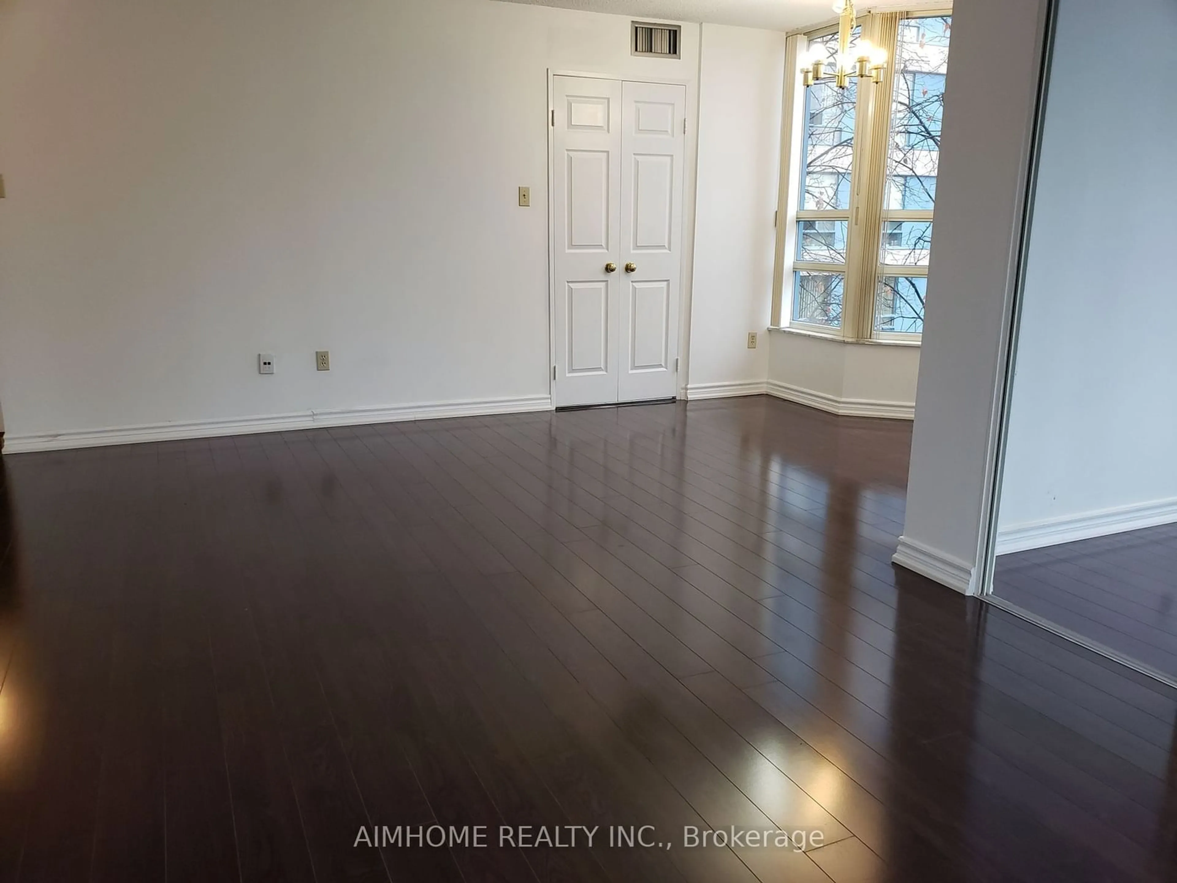 Indoor entryway, wood floors for 250 Webb Dr #404, Mississauga Ontario L5B 3Z4