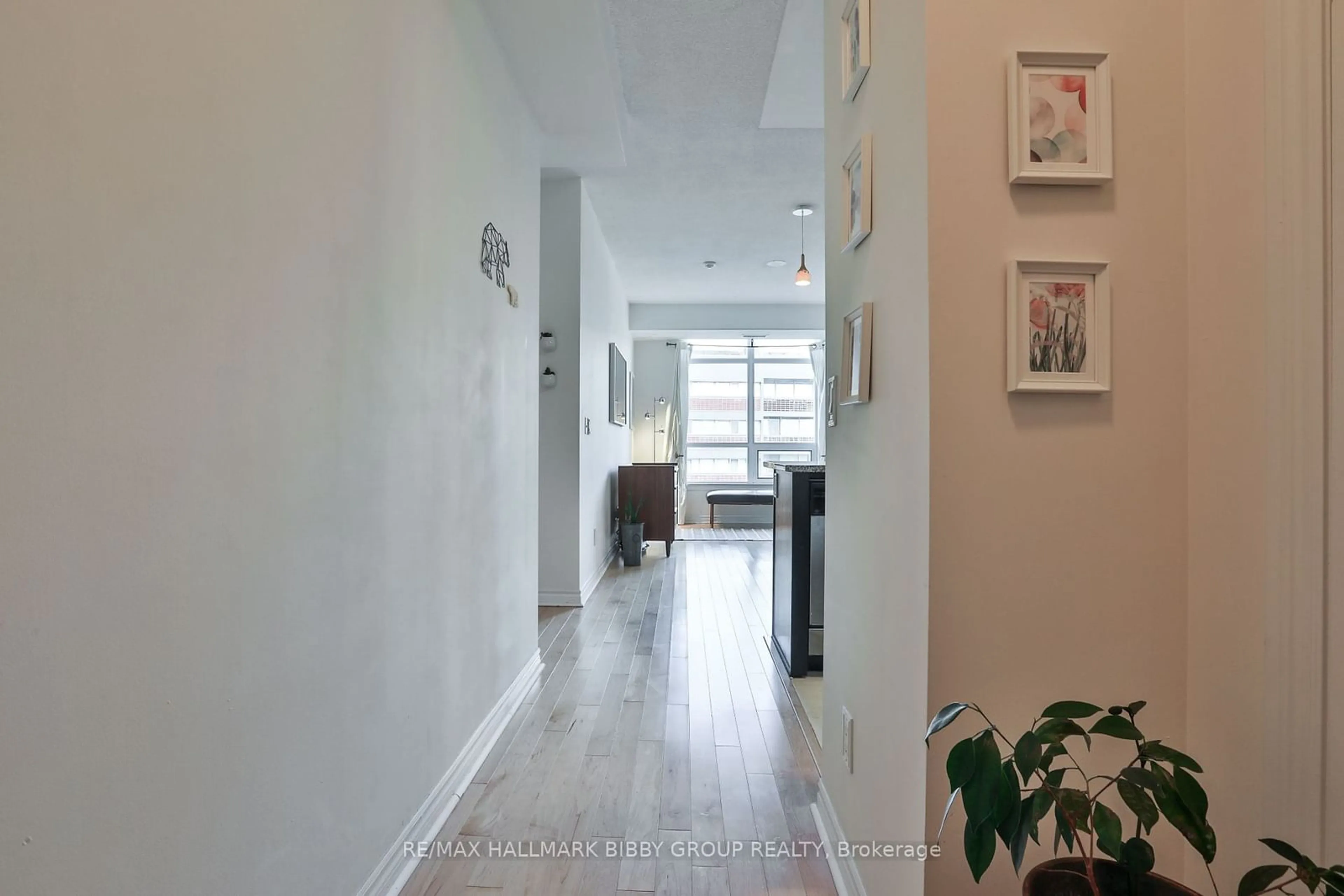 Indoor foyer, wood floors for 1135 Royal York Rd #814, Toronto Ontario M9A 0C3