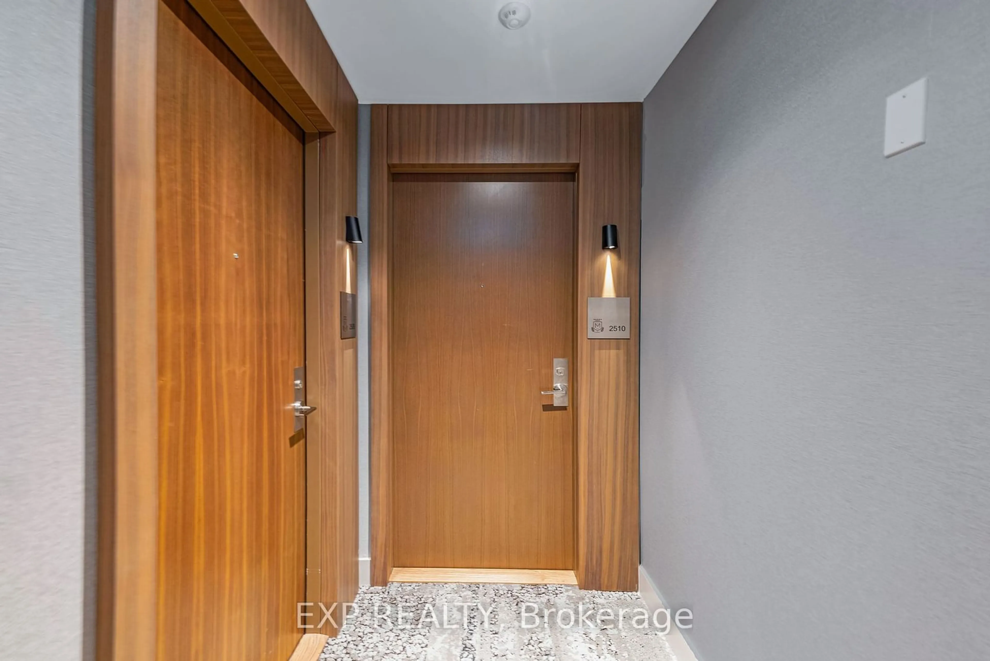 Indoor foyer, wood floors for 1926 Lake Shore Blvd #2510, Toronto Ontario M6S 1A1