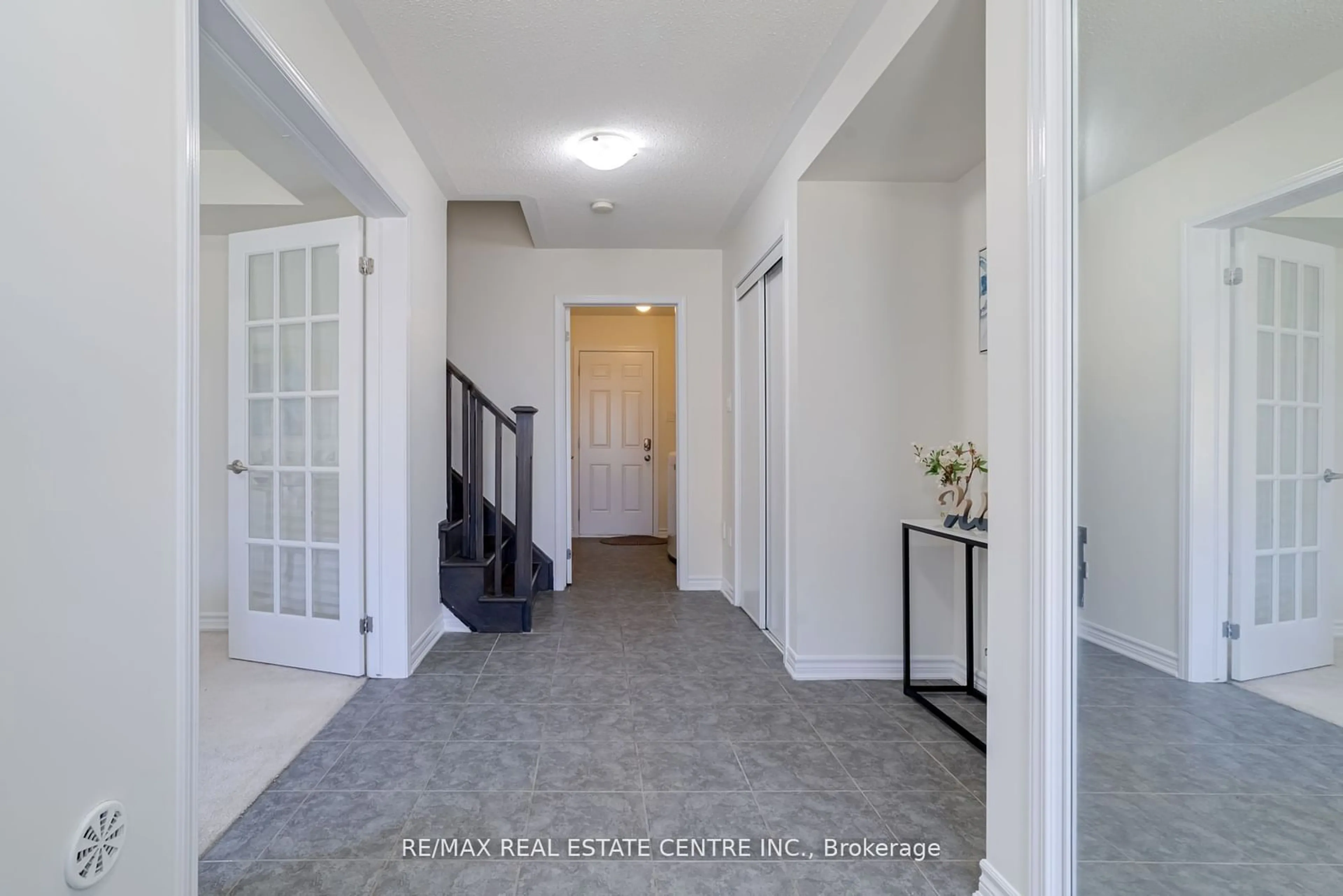 Indoor entryway, carpet floors for 4 Metro Cres, Brampton Ontario L7A 0A8