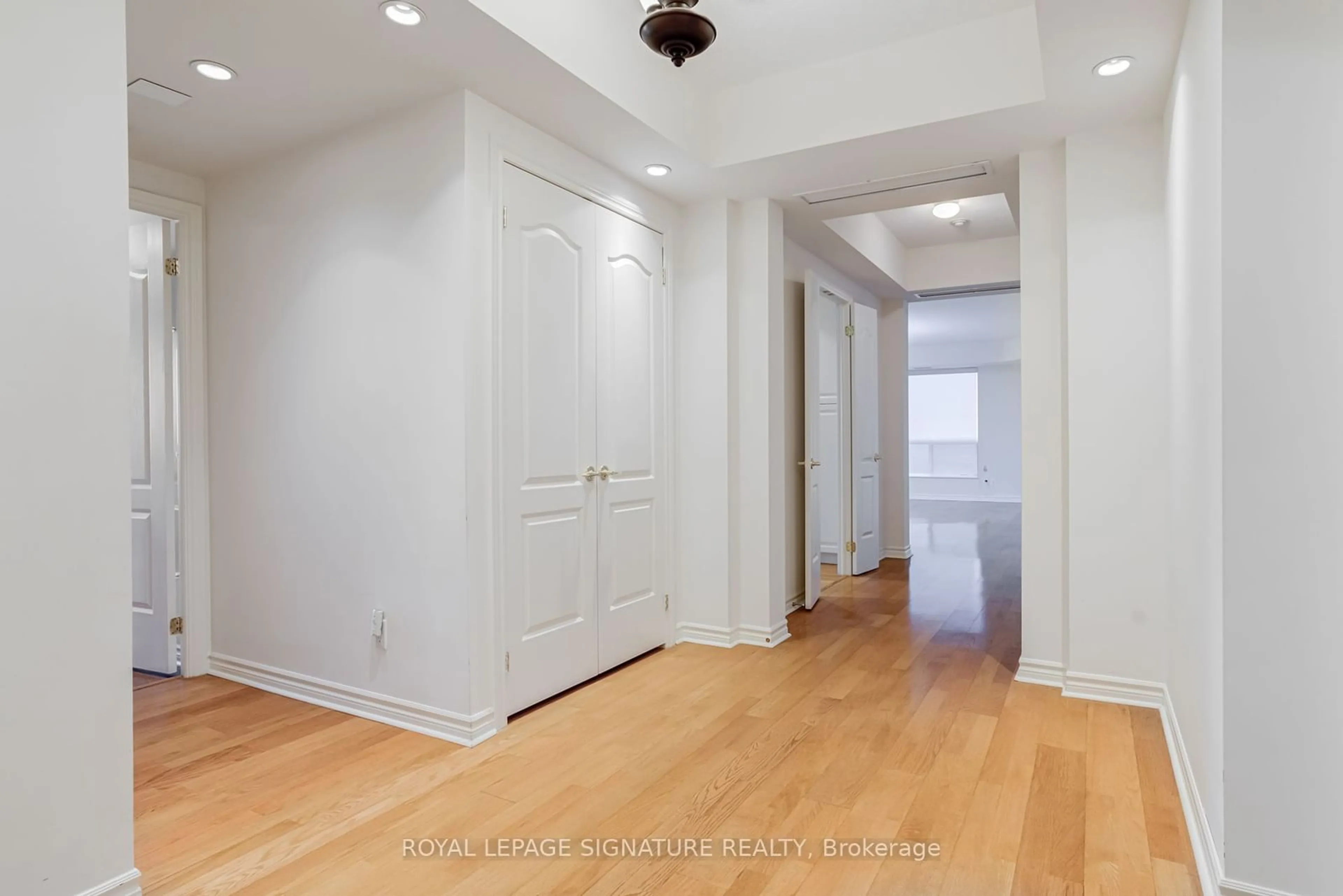 Indoor entryway, wood floors for 1900 The Collegeway #2306, Mississauga Ontario L5L 5Y8