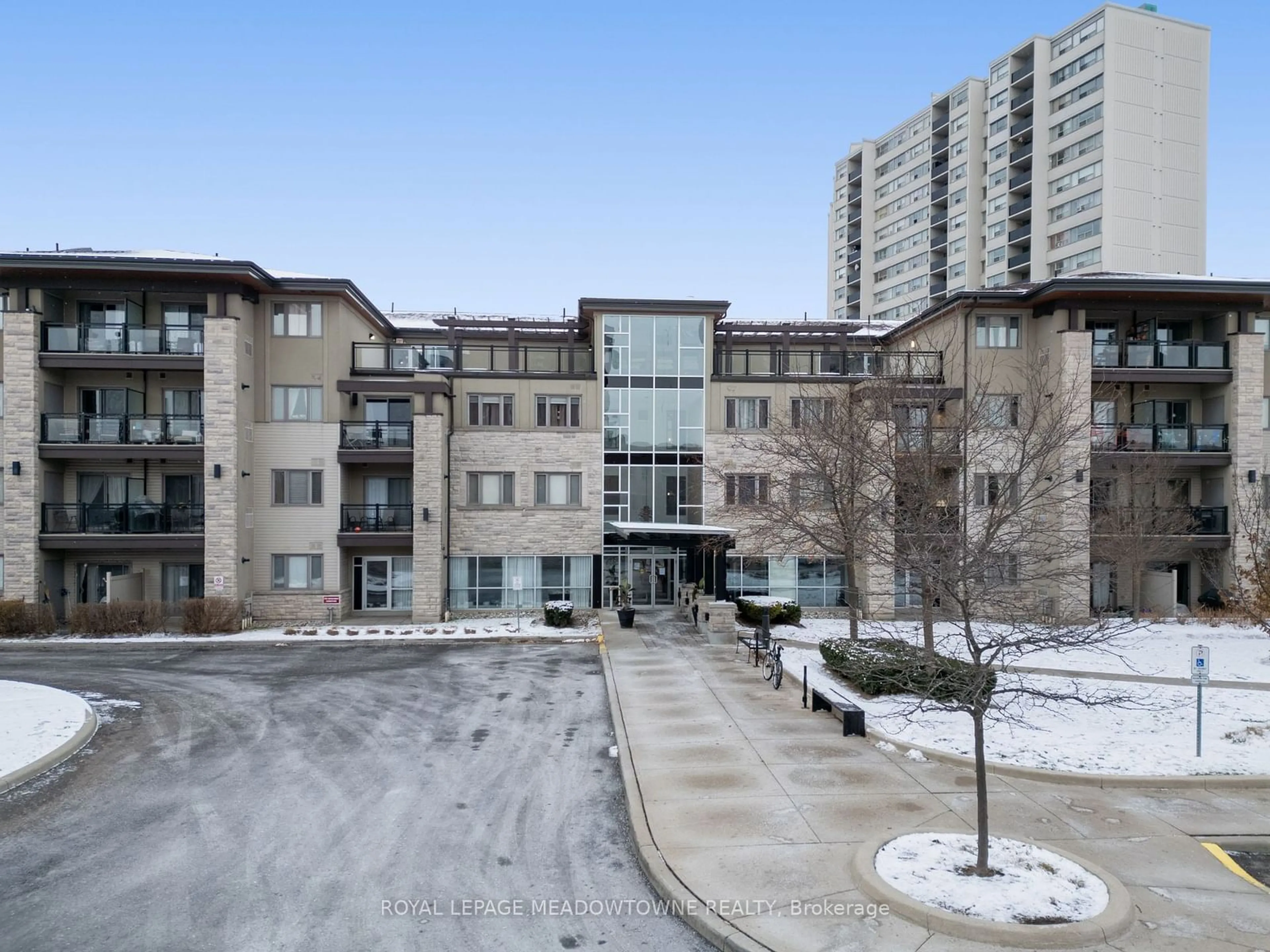 A pic from exterior of the house or condo, the front or back of building for 570 Lolita Gdns #125, Mississauga Ontario L5A 0A1