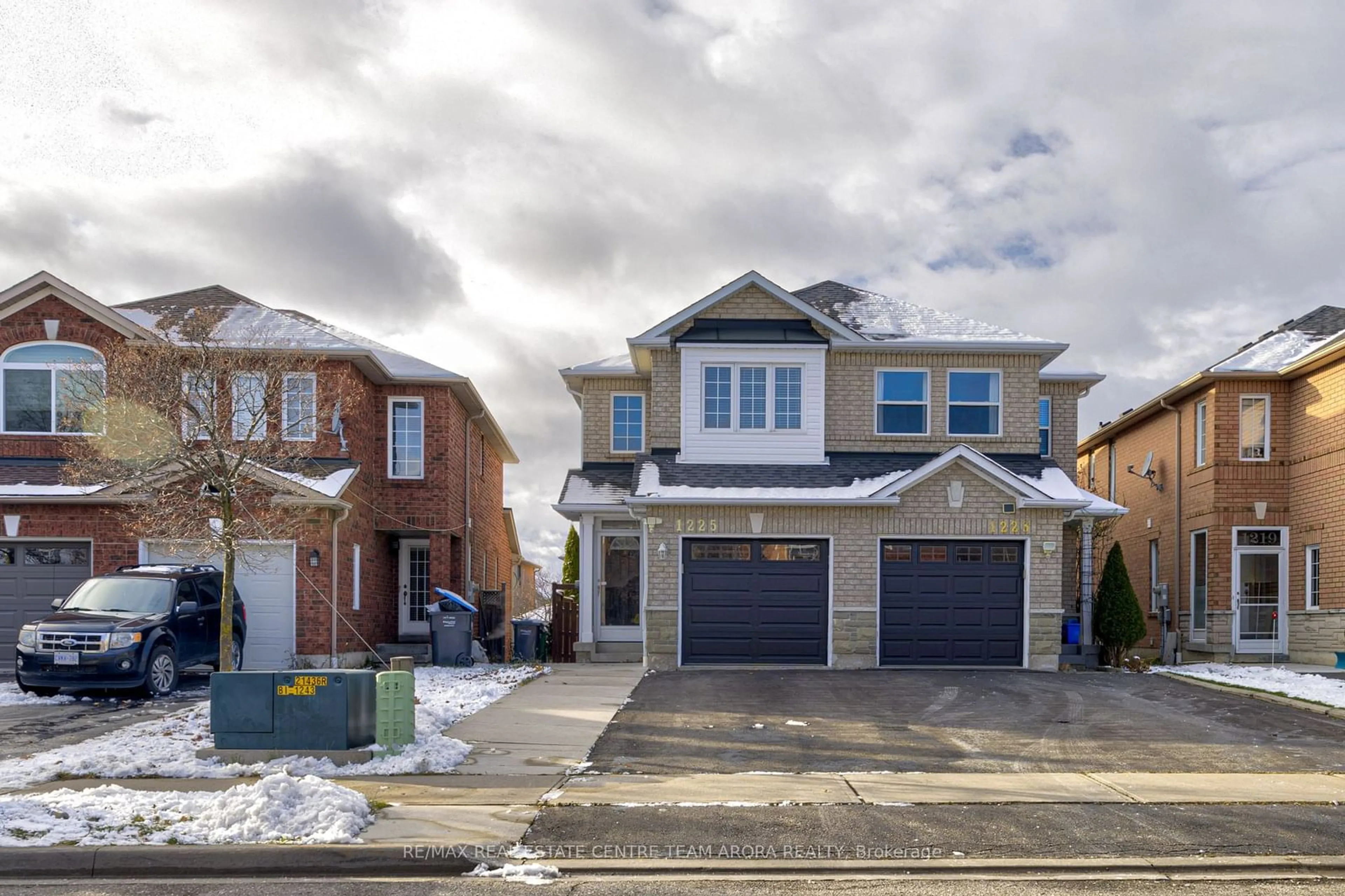 A pic from exterior of the house or condo, the street view for 1225 Foxglove Pl, Mississauga Ontario L5V 2N3