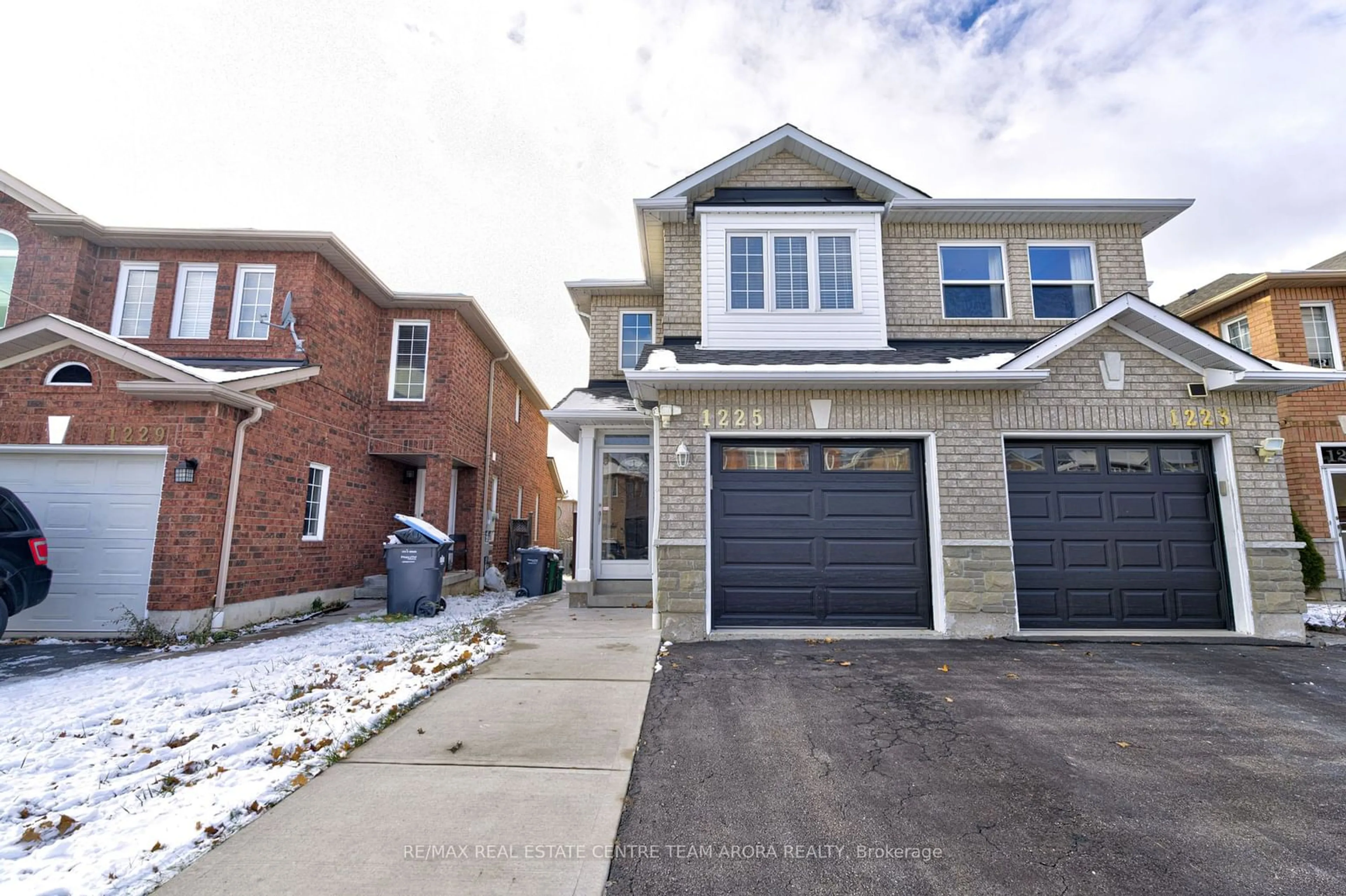 A pic from exterior of the house or condo, the street view for 1225 Foxglove Pl, Mississauga Ontario L5V 2N3