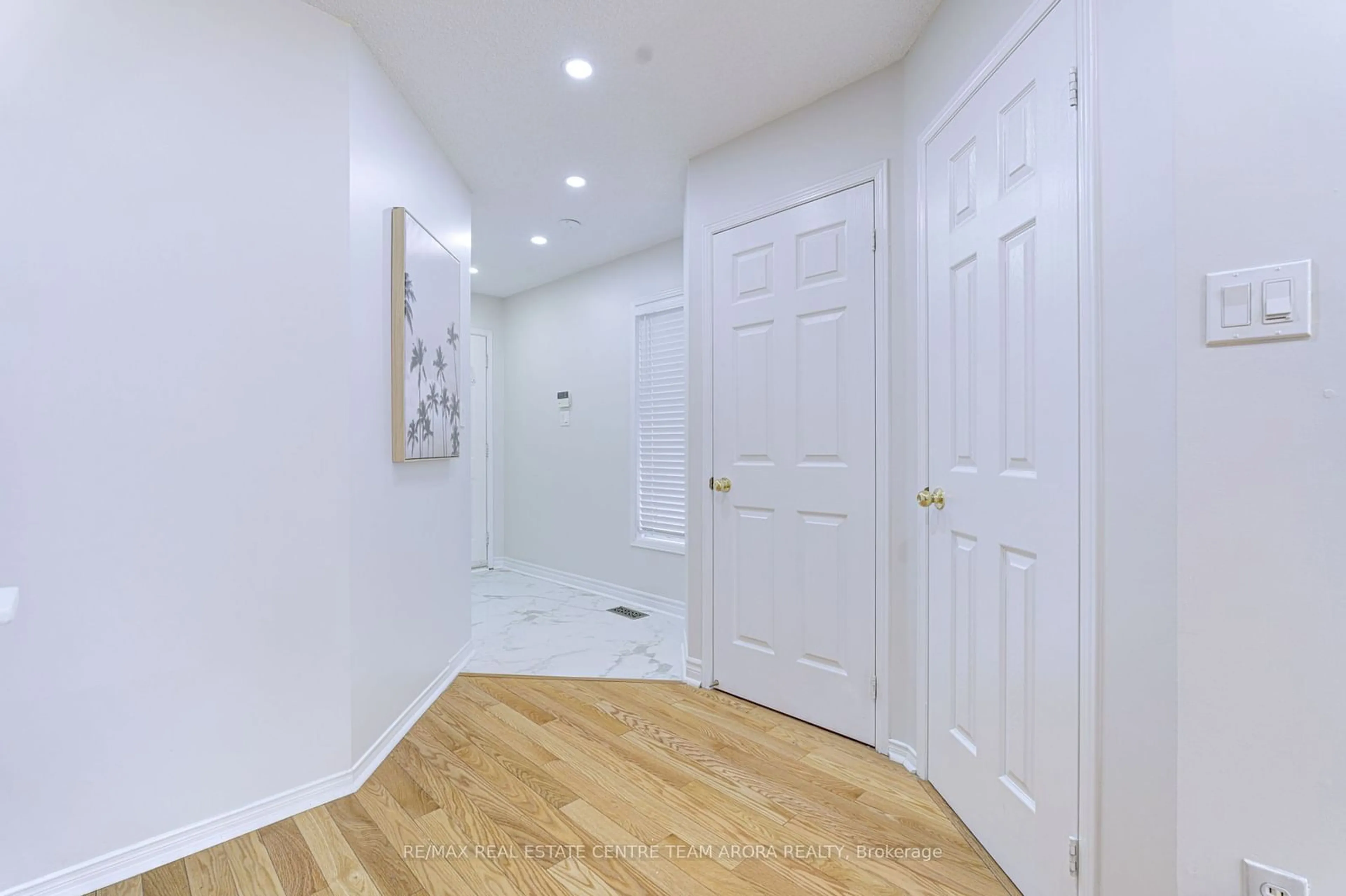 Indoor entryway, wood floors for 1225 Foxglove Pl, Mississauga Ontario L5V 2N3