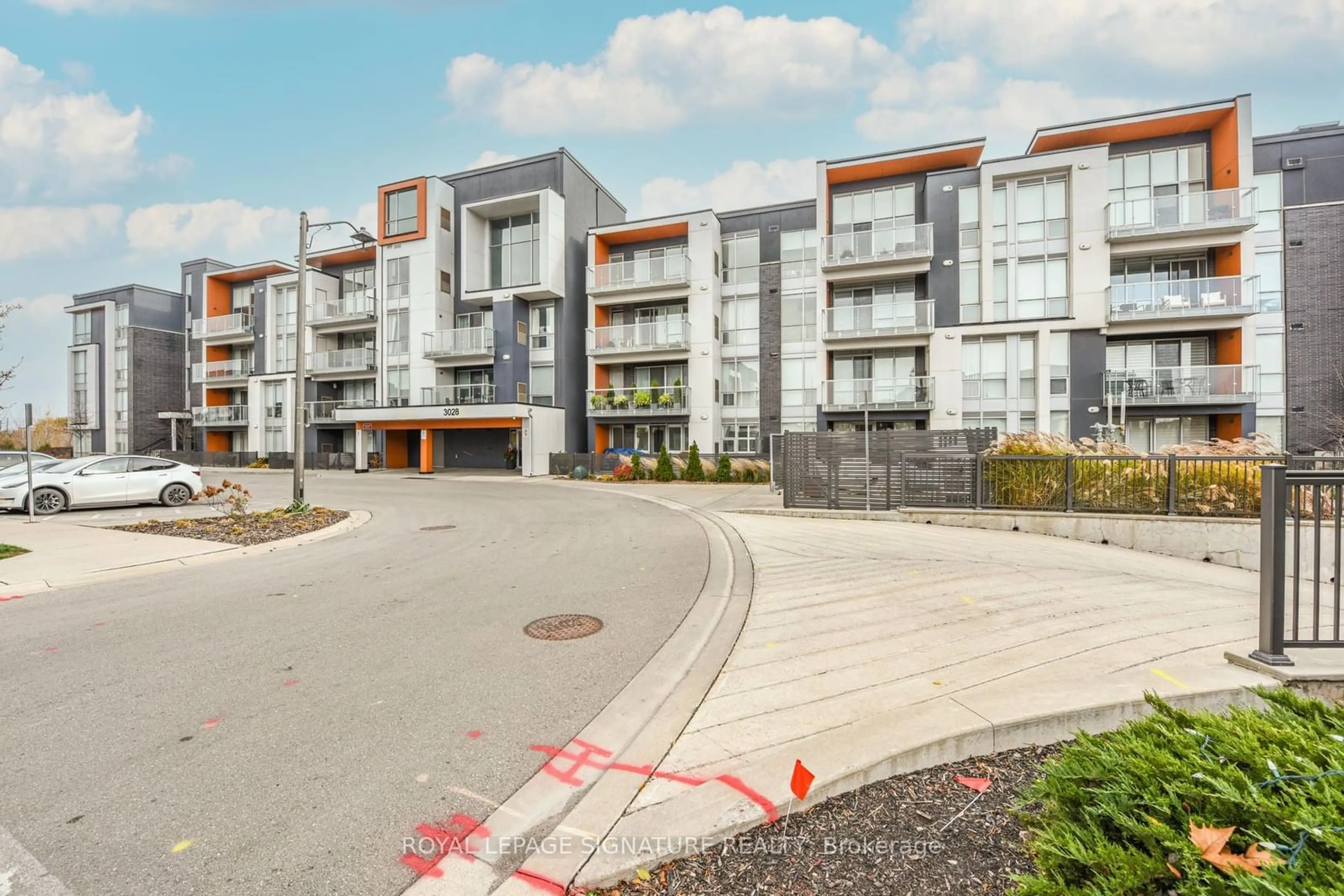 A pic from exterior of the house or condo, the front or back of building for 3028 Creekshore Common #11, Oakville Ontario L6M 5K6