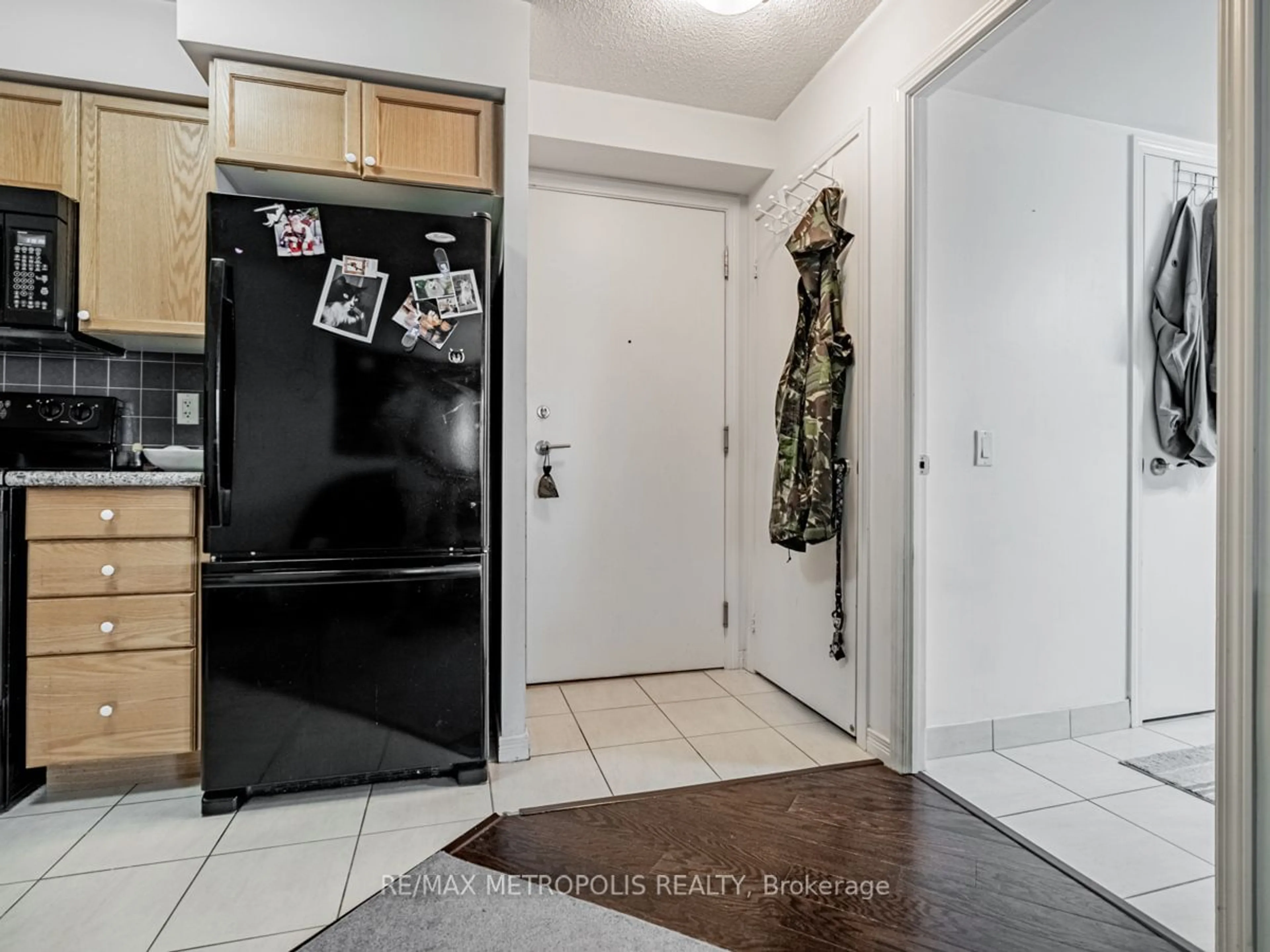 Indoor entryway, not visible floor for 60 Heintzman St #1812, Toronto Ontario M6P 5A1