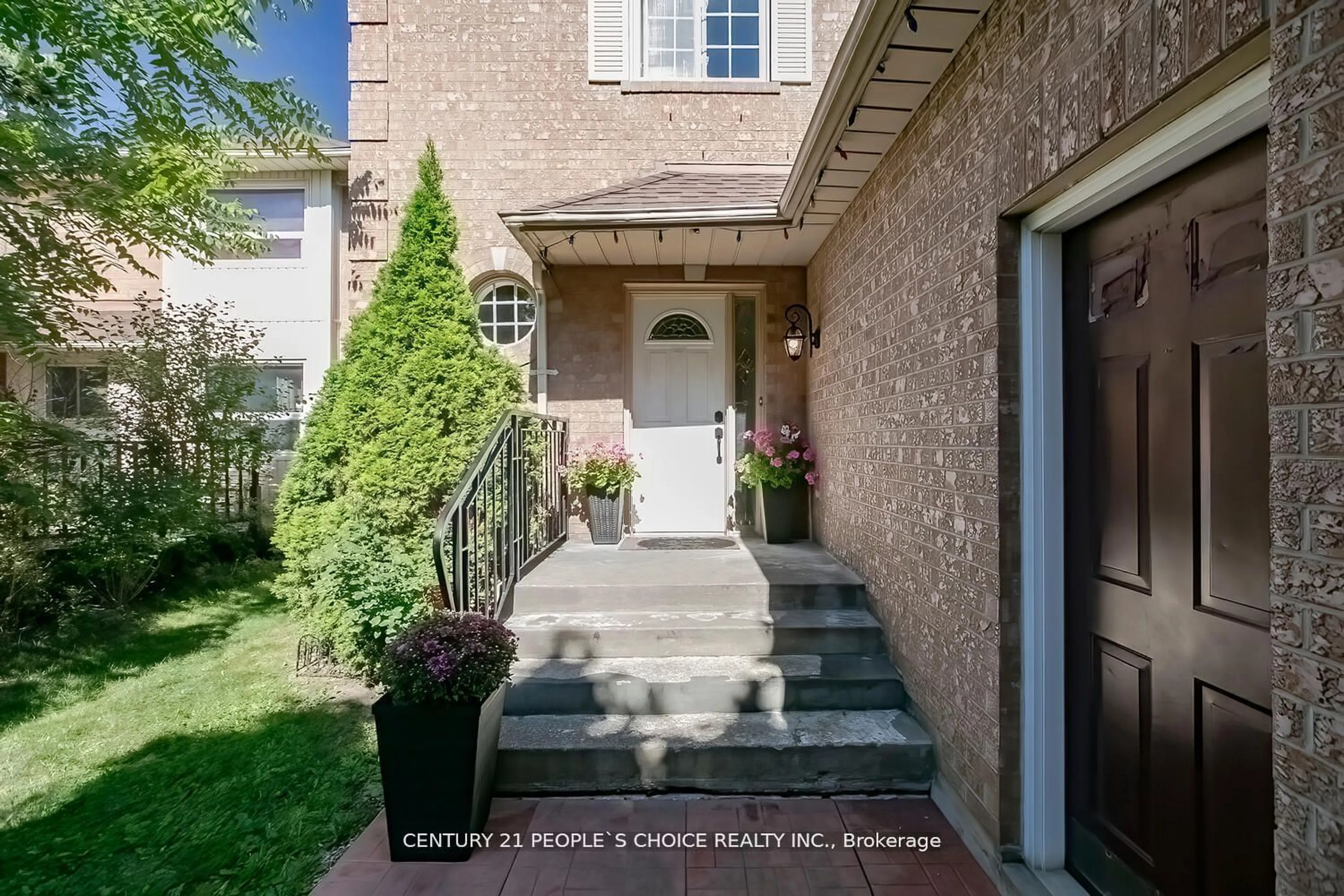 Indoor entryway, carpet floors for 61 Mullis Cres, Brampton Ontario L6Y 4S9