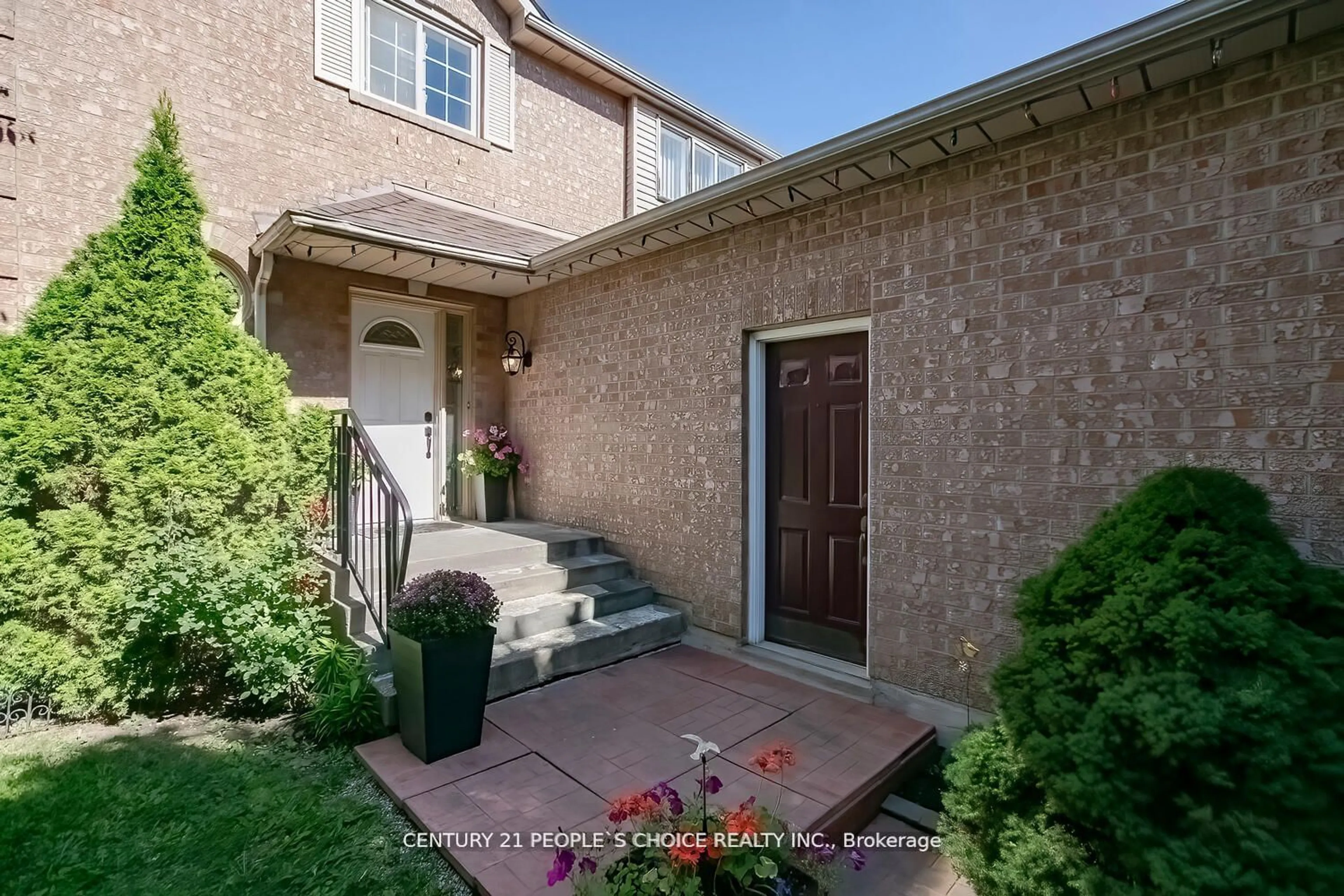 Frontside or backside of a home, the street view for 61 Mullis Cres, Brampton Ontario L6Y 4S9