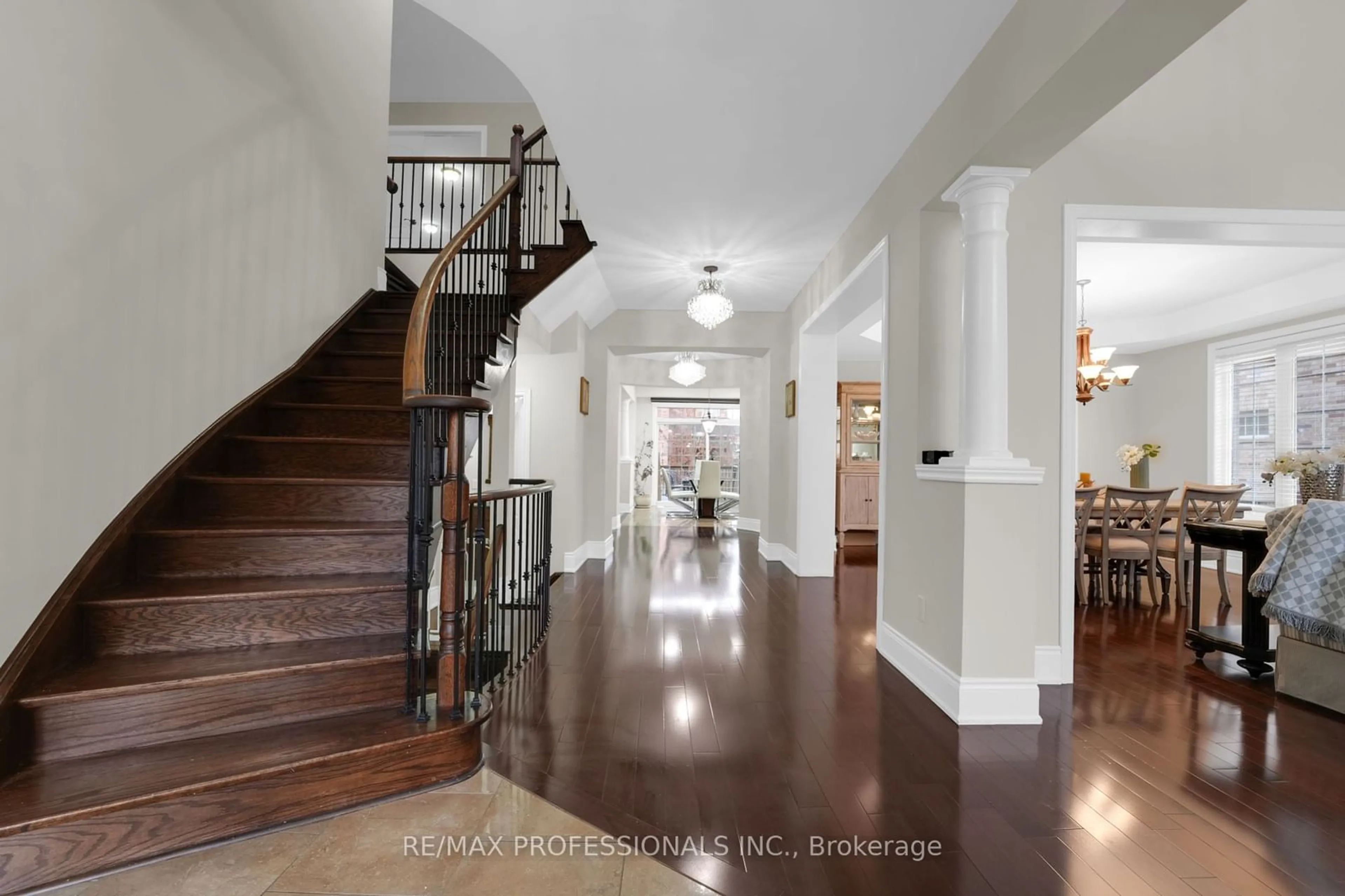 Indoor foyer, wood floors for 104 Bloomsbury Ave, Brampton Ontario L6P 2X1