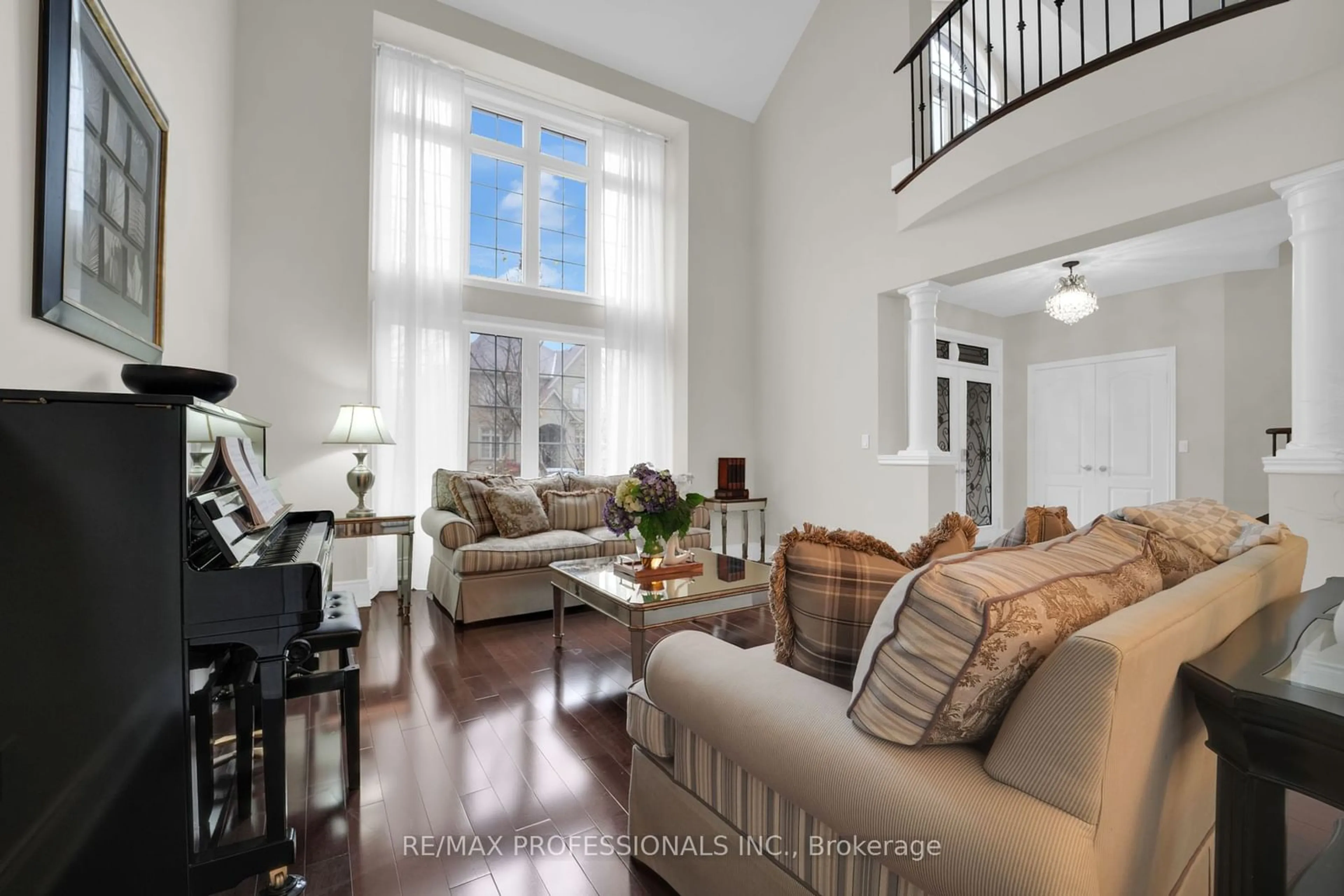 Living room, wood floors for 104 Bloomsbury Ave, Brampton Ontario L6P 2X1