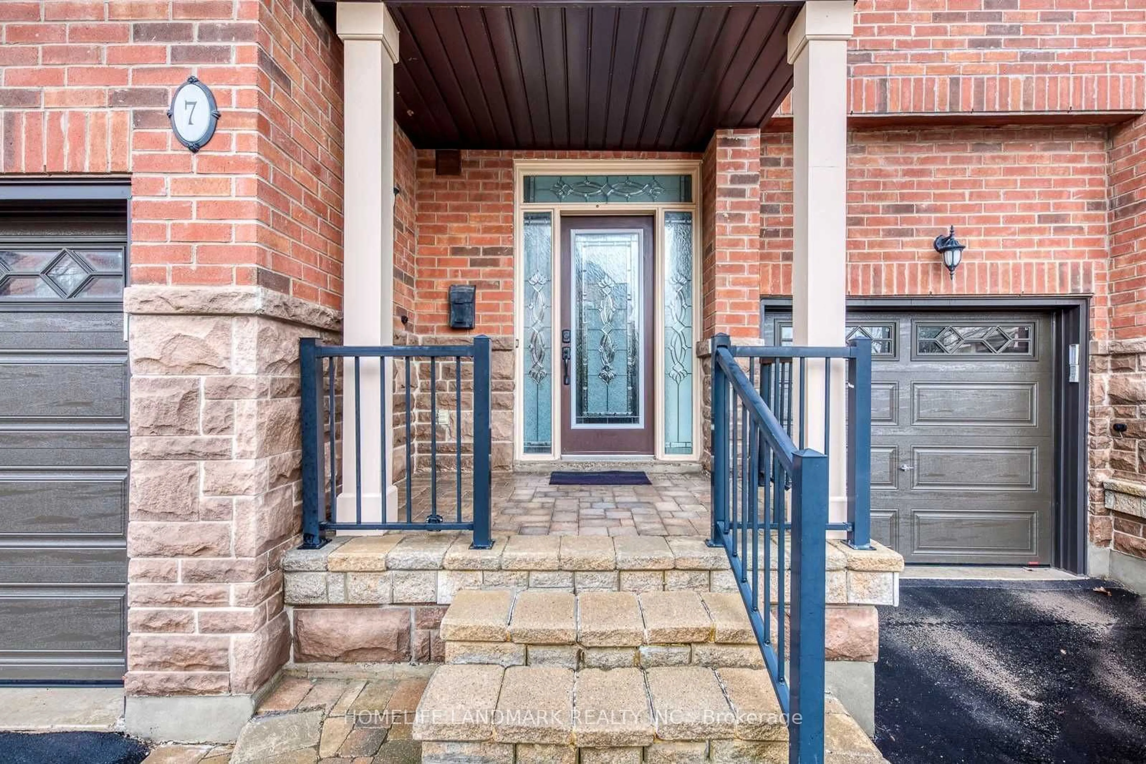 Indoor entryway, wood floors for 300 Ravineview Way #7, Oakville Ontario L6H 7J1