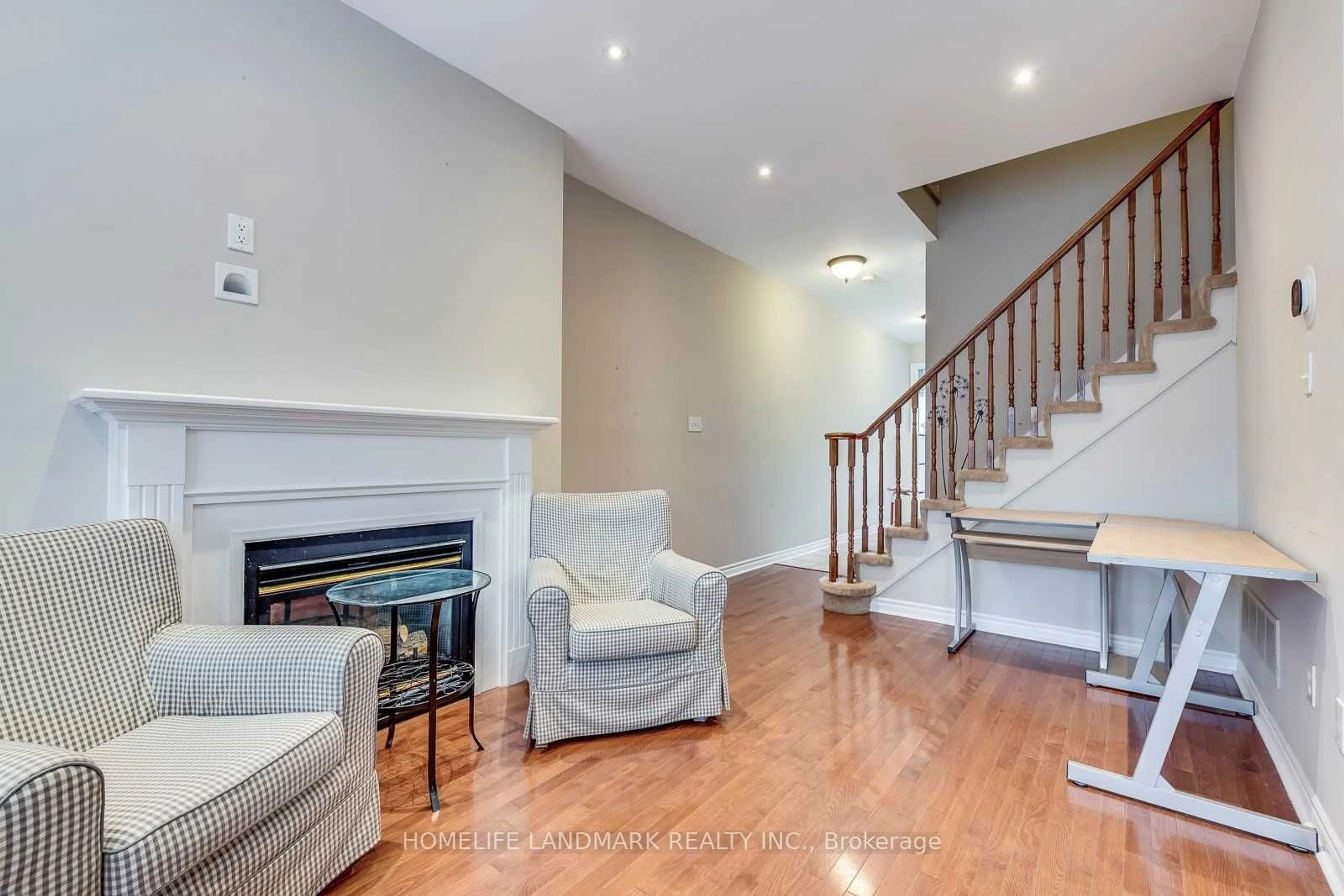 Living room, wood floors for 300 Ravineview Way #7, Oakville Ontario L6H 7J1