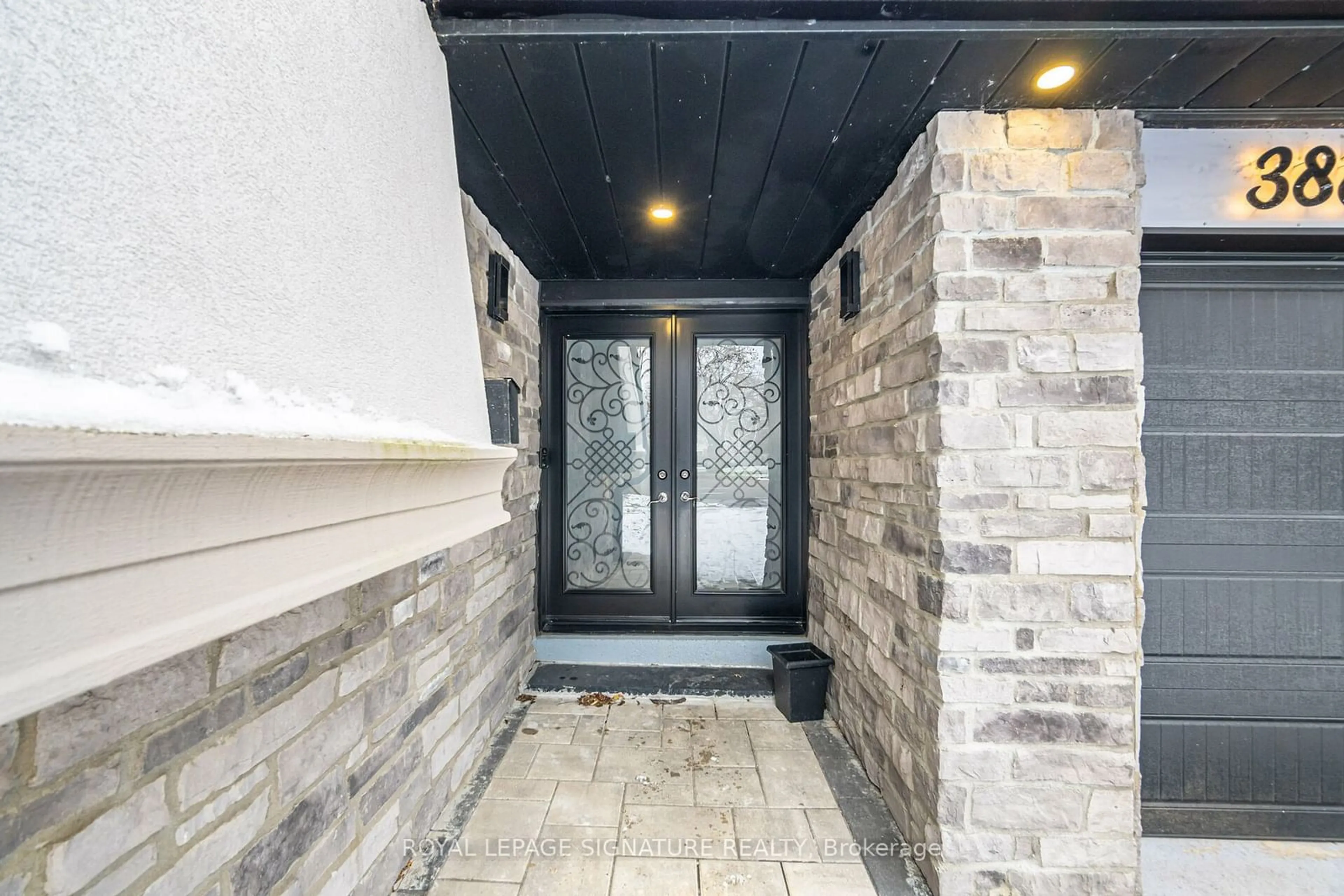 Indoor entryway, ceramic floors for 388 Antigua Rd, Mississauga Ontario L5B 1C4