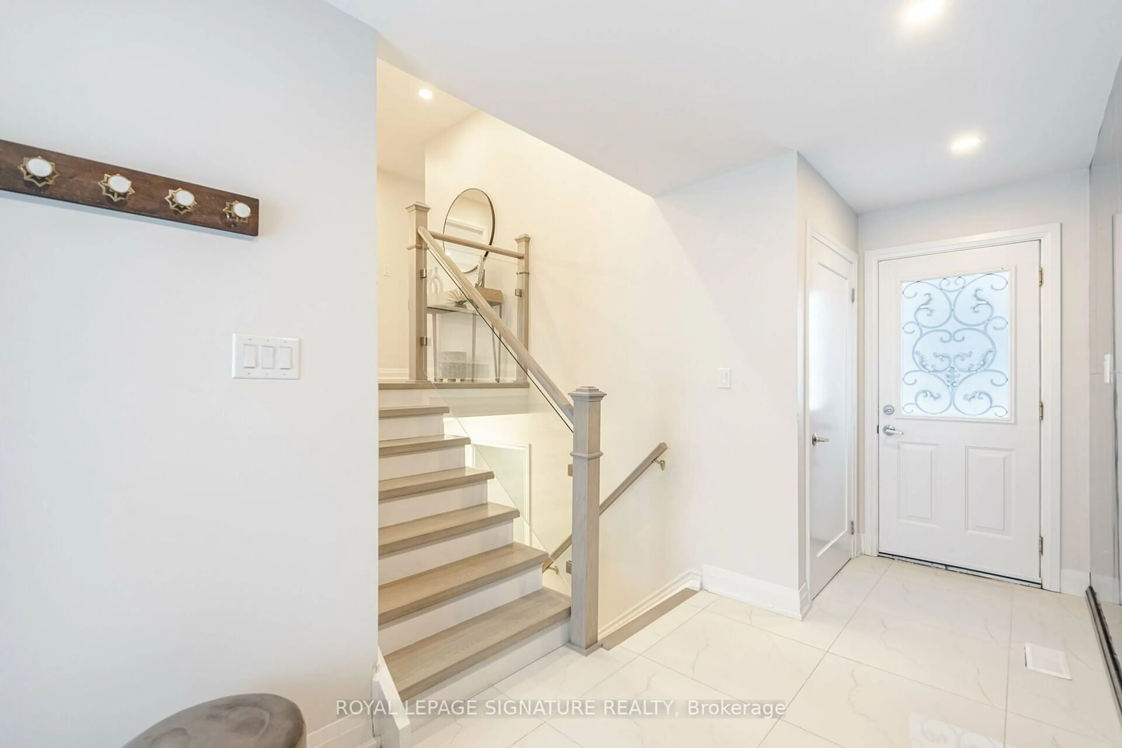 Indoor entryway, wood floors for 388 Antigua Rd, Mississauga Ontario L5B 1C4