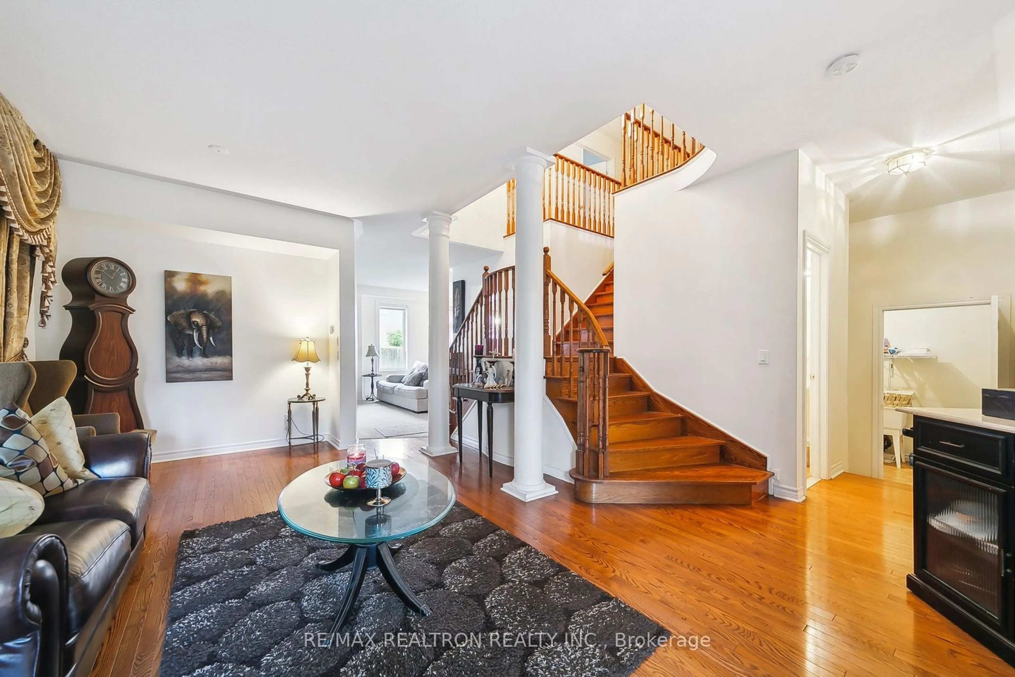 Indoor foyer, wood floors for 3208 Countess Cres, Mississauga Ontario L5M 0E2