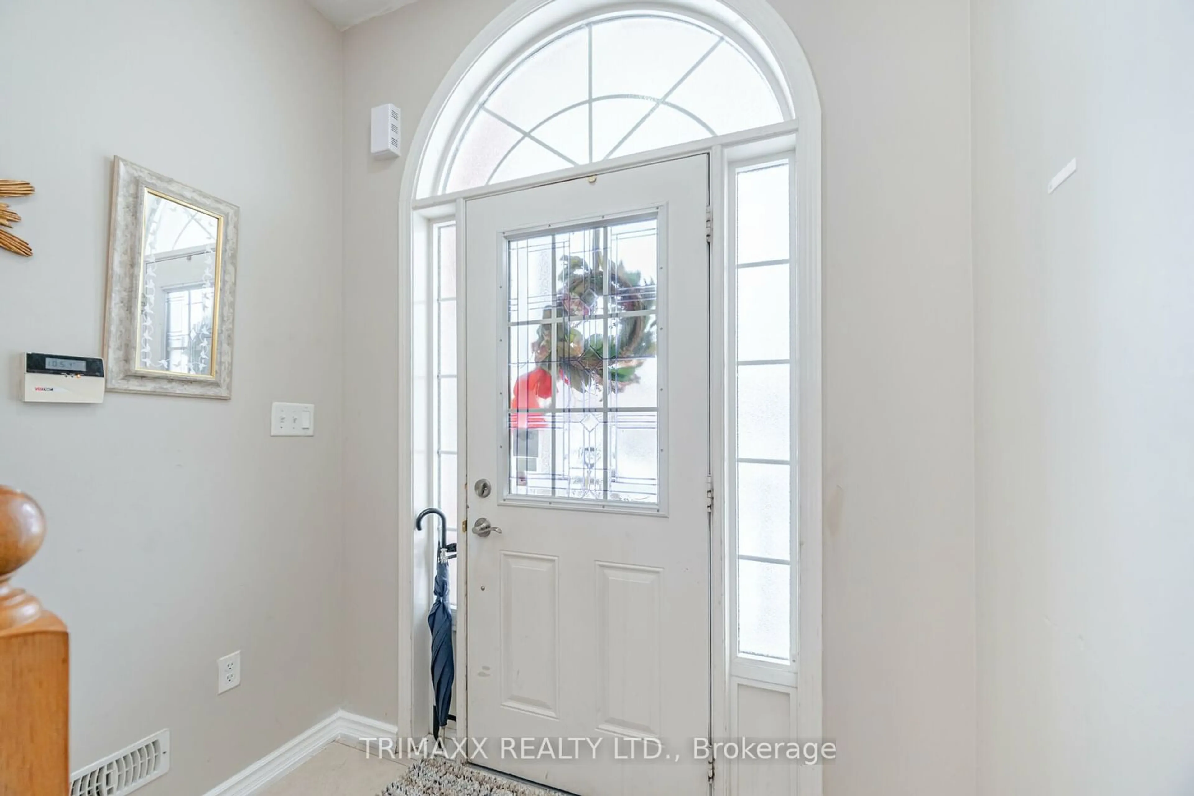 Indoor entryway, wood floors for 39 Decker Hollow Circ, Brampton Ontario L6X 0K9