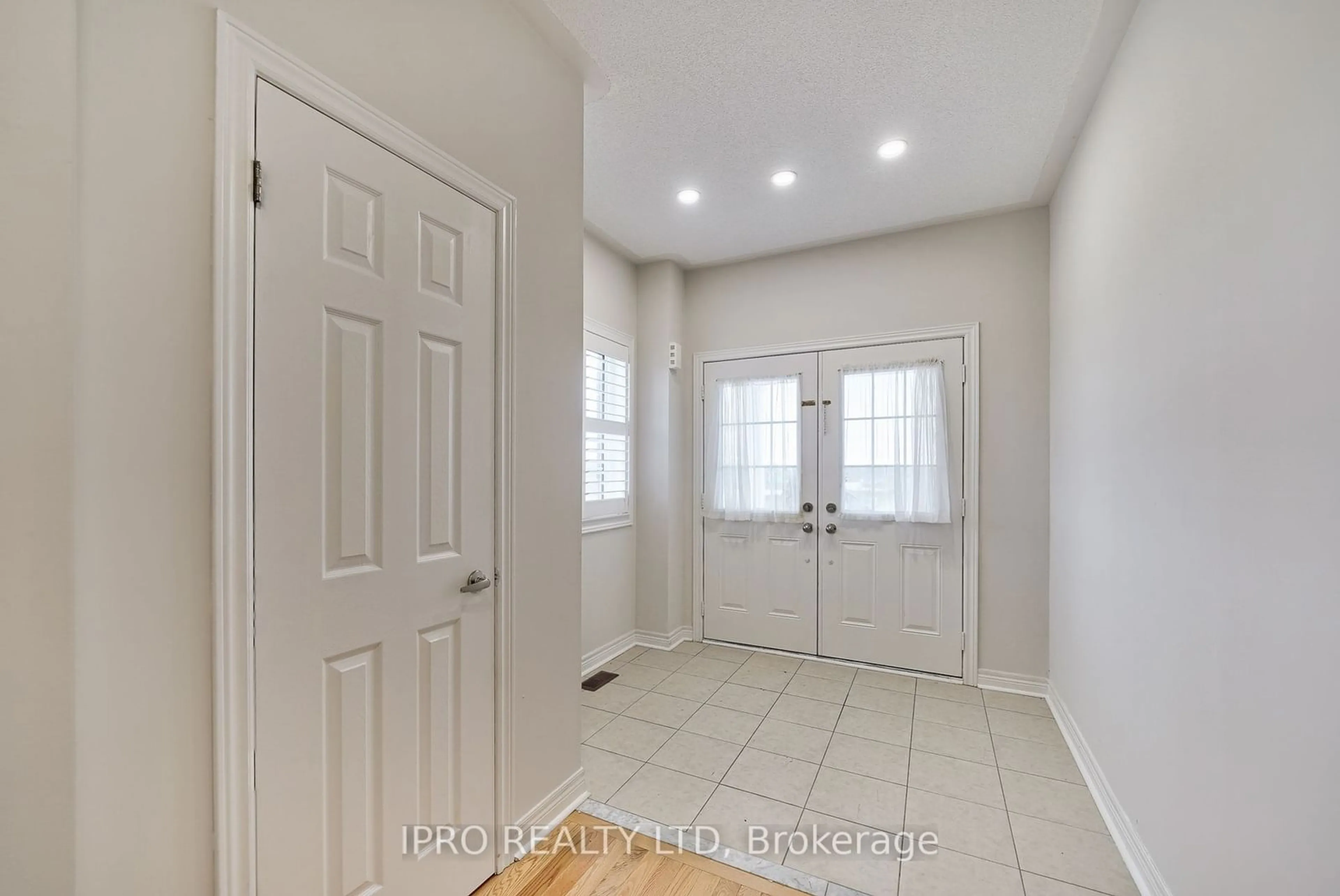 Indoor entryway, not visible floor for 566 BESSBOROUGH Dr, Milton Ontario L9T 8V9