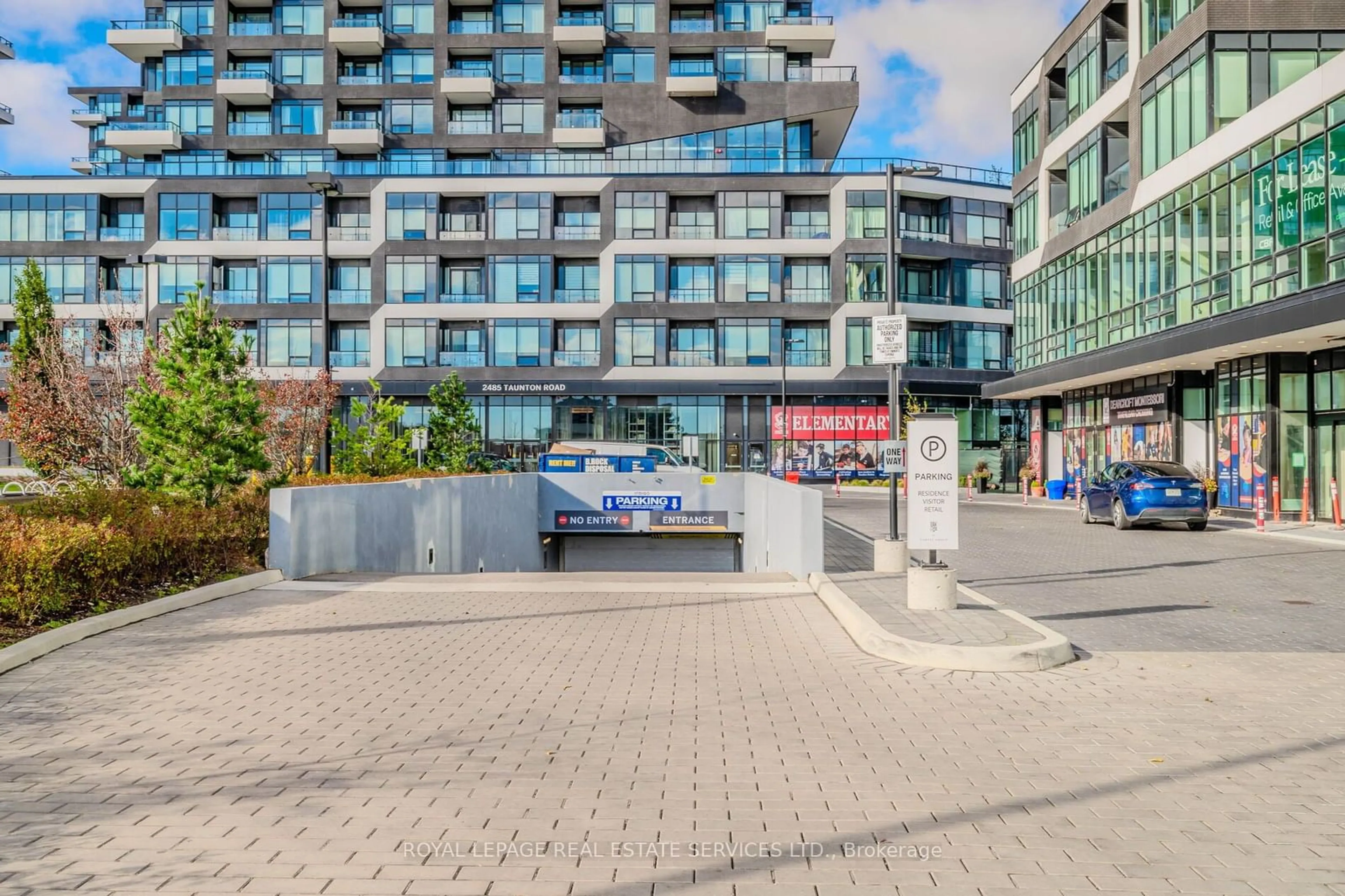 A pic from exterior of the house or condo, the street view for 297 Oak Walk Dr #1302, Oakville Ontario L6H 3R6