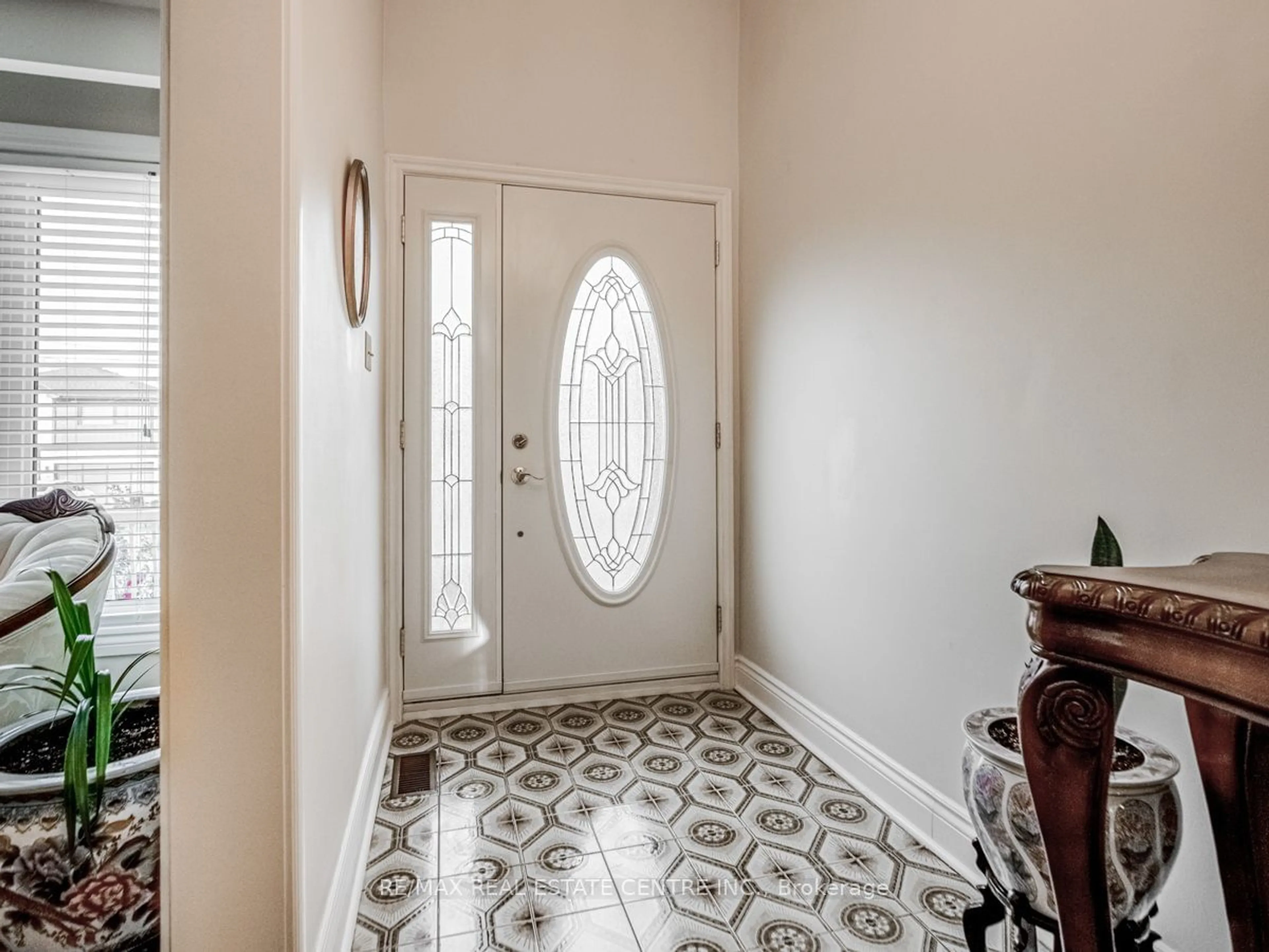 Indoor entryway, ceramic floors for 1174 Ogden Ave, Mississauga Ontario L5E 2H1