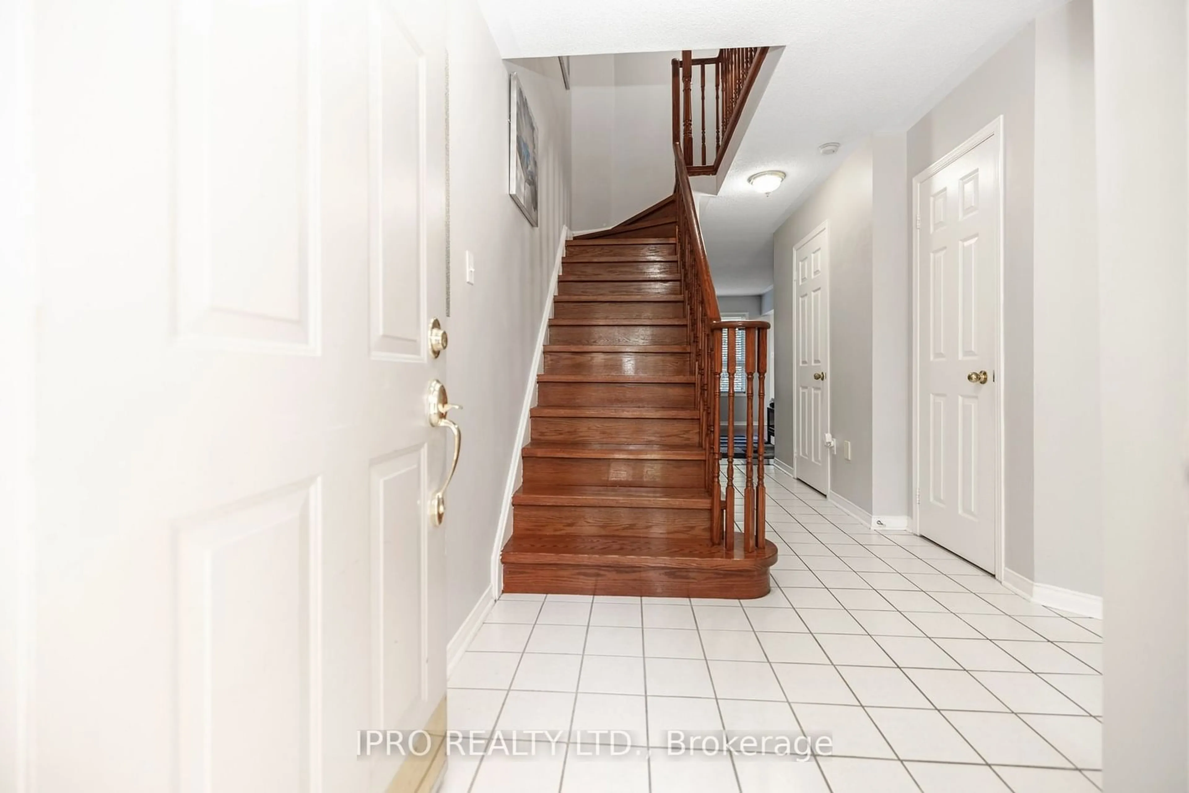 Indoor foyer, wood floors for 2555 Thomas St #112, Mississauga Ontario L5M 5P6