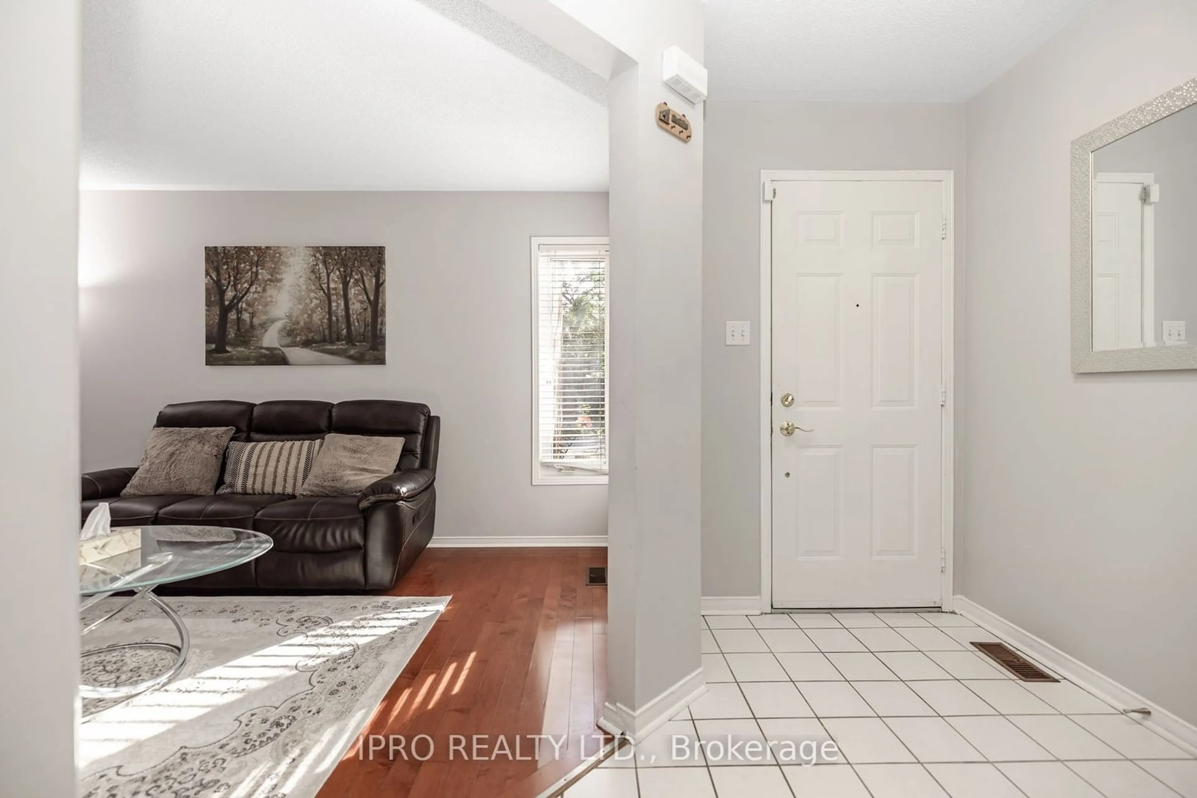 Indoor entryway, wood floors for 2555 Thomas St #112, Mississauga Ontario L5M 5P6