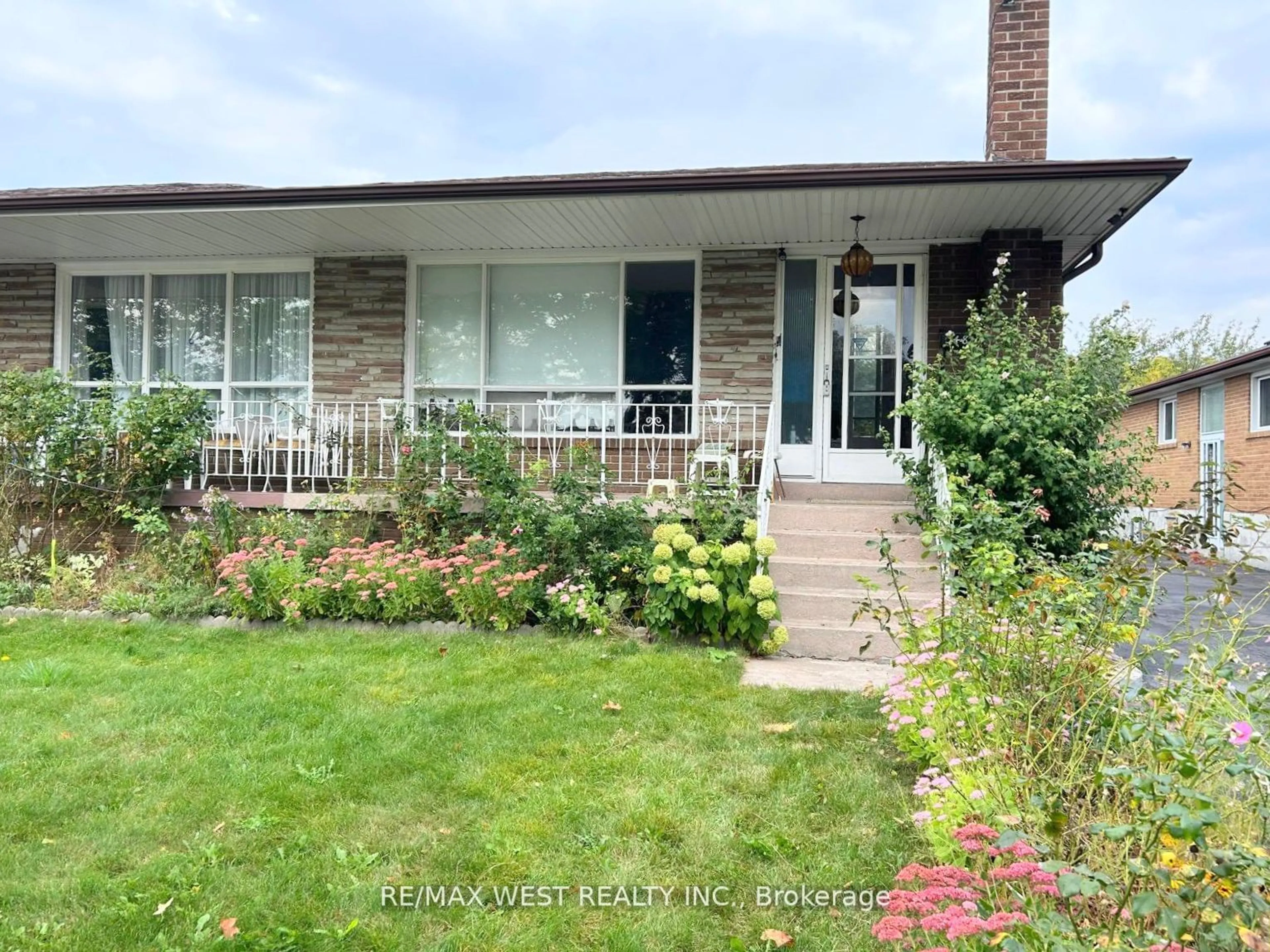 Frontside or backside of a home, cottage for 3481 Chipley Cres, Mississauga Ontario L4T 2E3