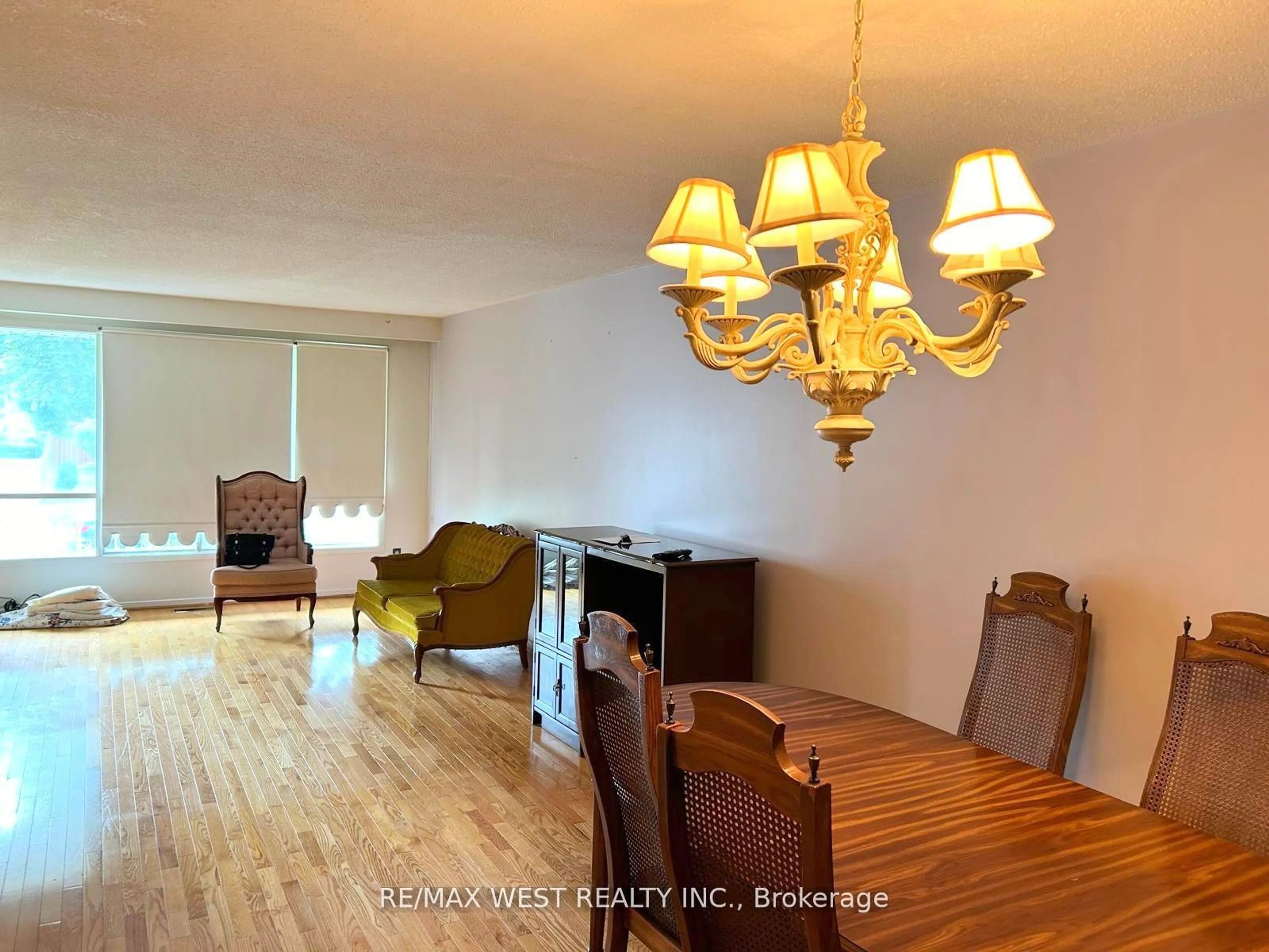 Dining room, wood floors, cottage for 3481 Chipley Cres, Mississauga Ontario L4T 2E3