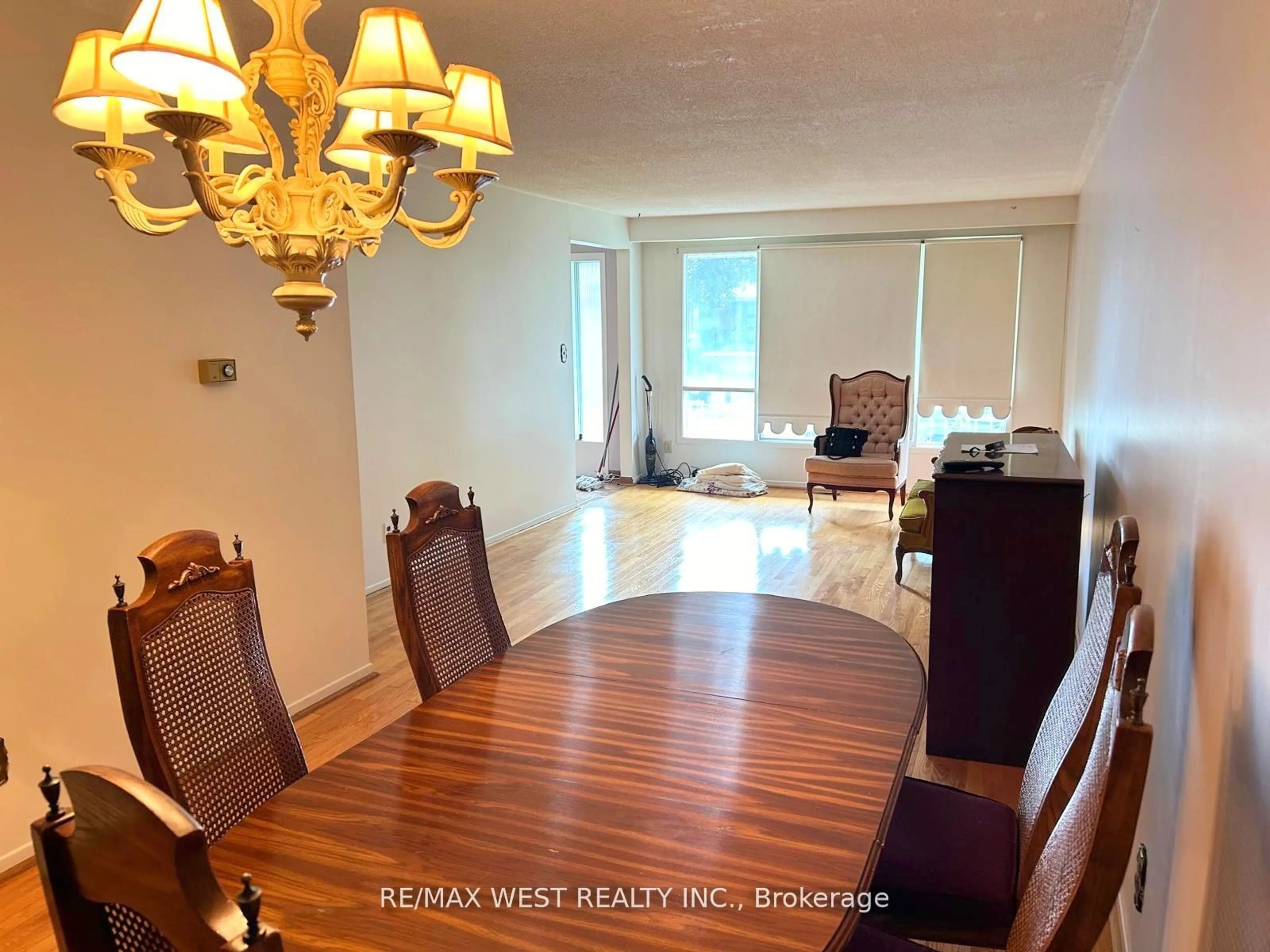 Dining room, wood floors for 3481 Chipley Cres, Mississauga Ontario L4T 2E3