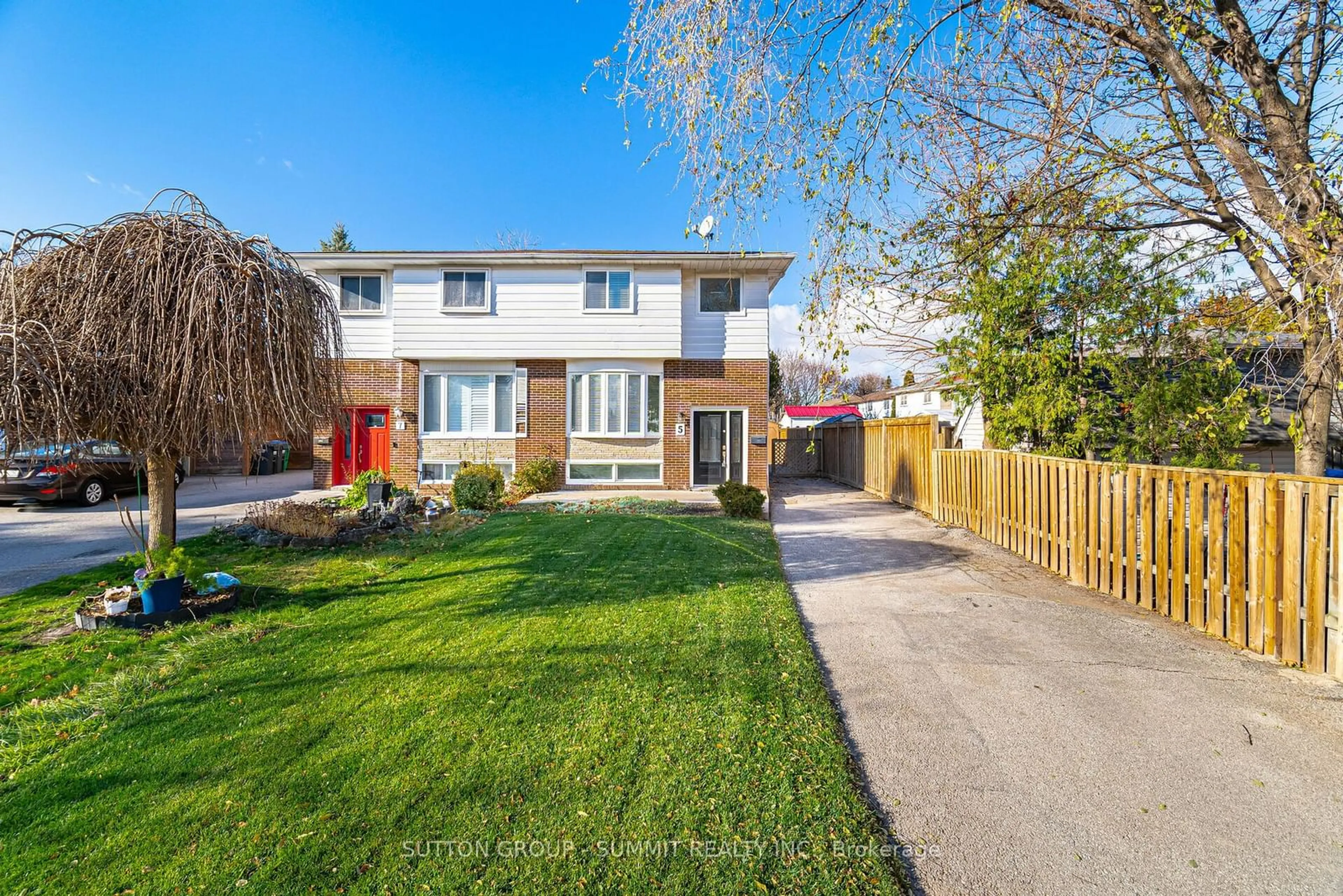 Frontside or backside of a home, the fenced backyard for 5 MERRYDREW Crt, Mississauga Ontario L5M 1W6