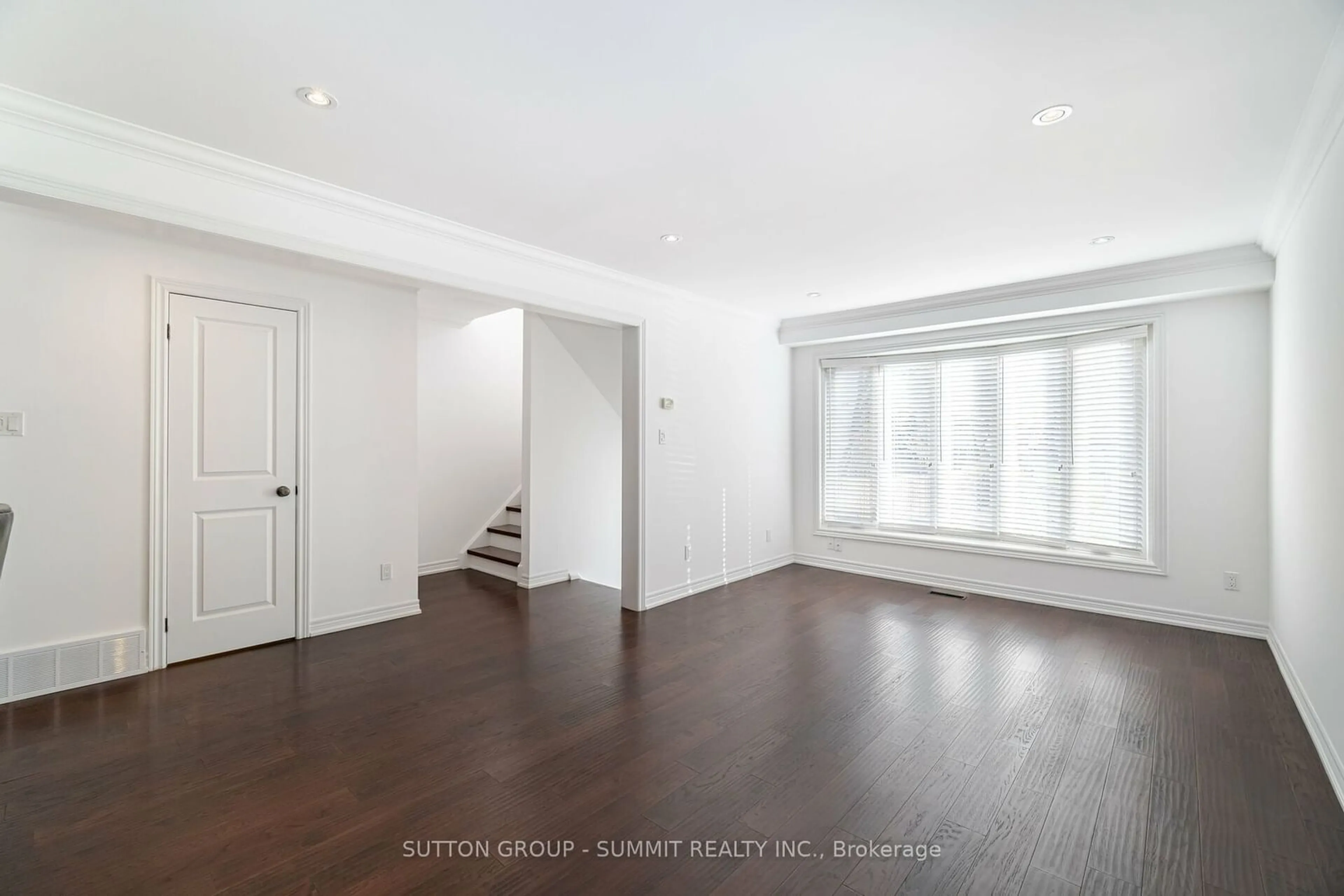 A pic of a room, wood floors for 5 MERRYDREW Crt, Mississauga Ontario L5M 1W6