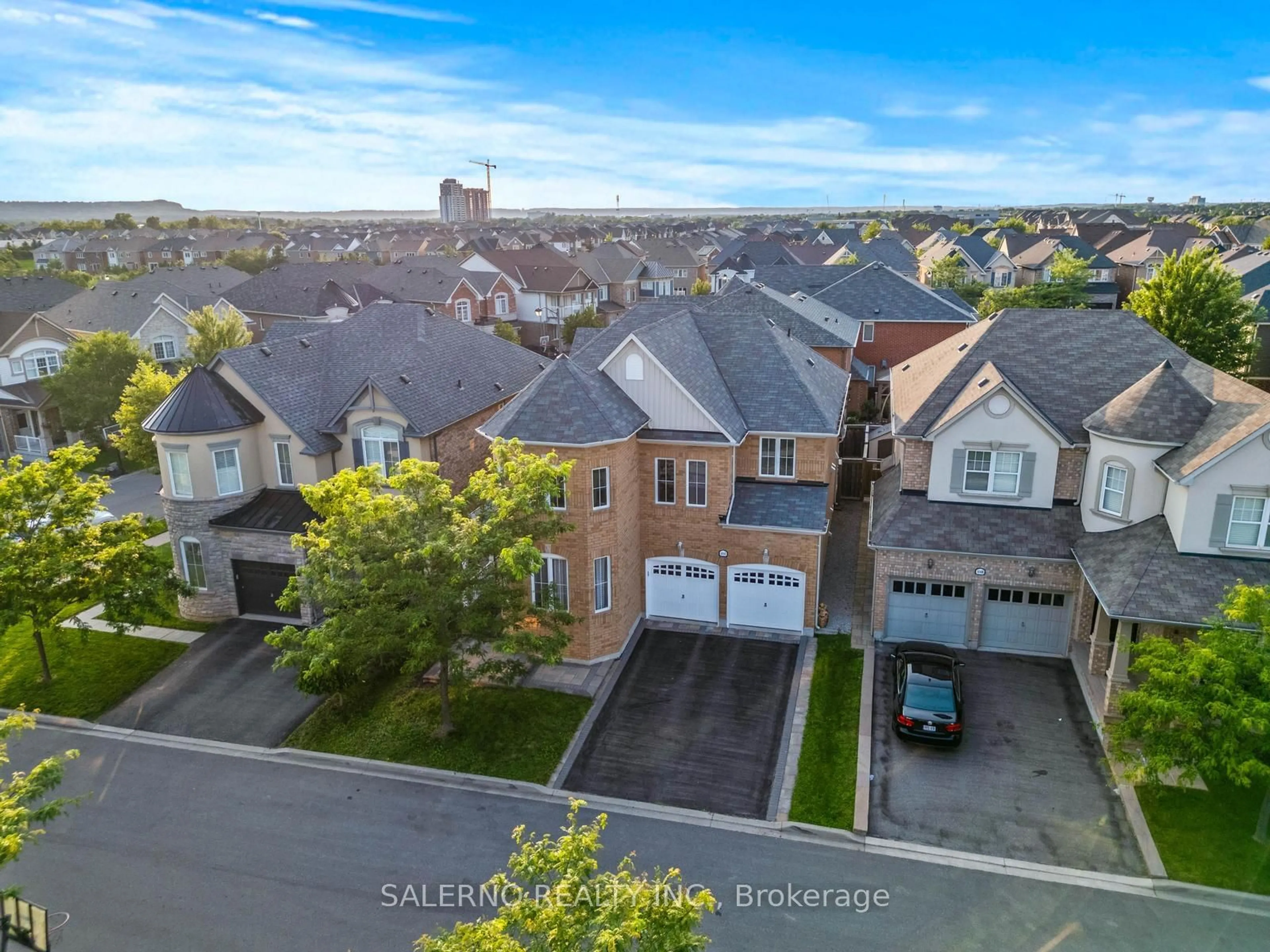 A pic from exterior of the house or condo, the street view for 1052 Kelman Crt, Milton Ontario L9T 3K6