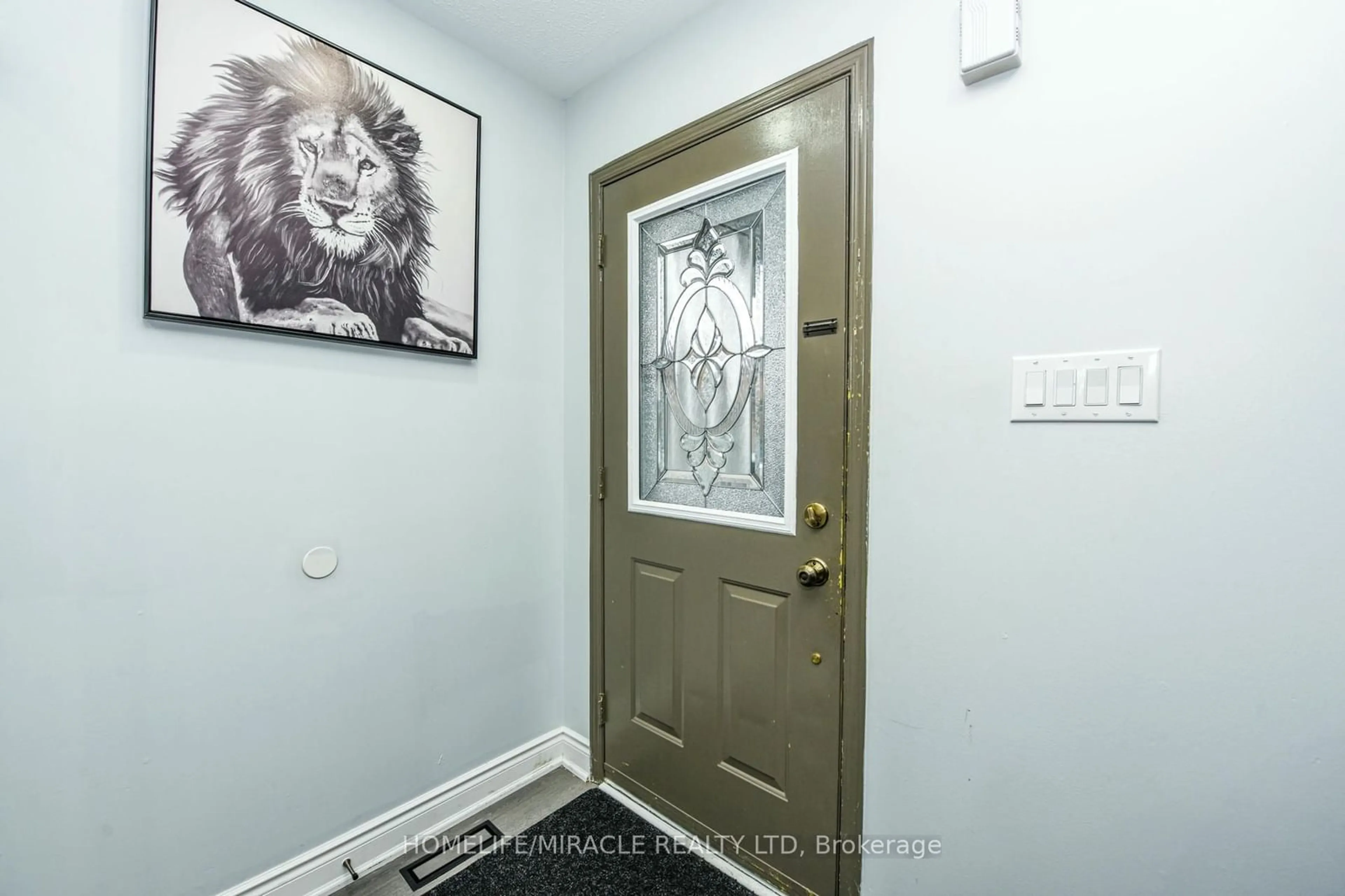 Indoor entryway, wood floors for 94 Saintsbury Cres, Brampton Ontario L6R 2V8