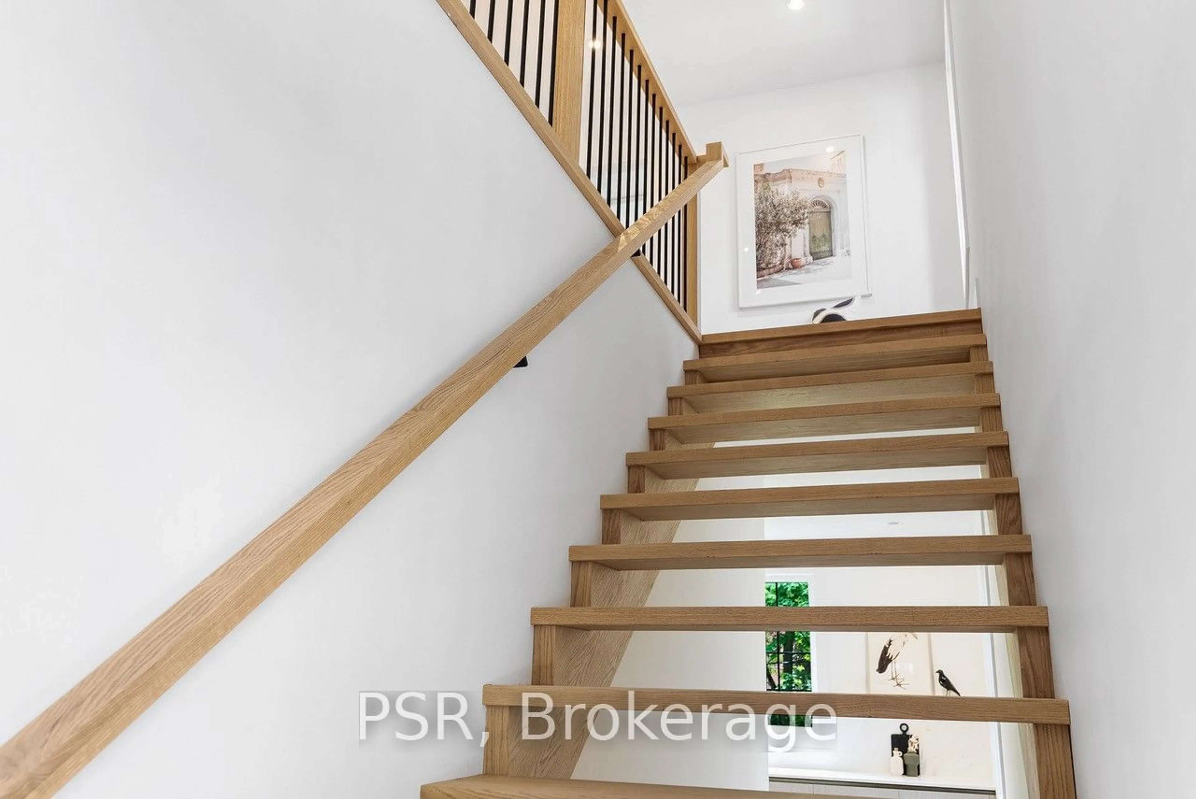 Stairs for 2084 Tolman Rd, Mississauga Ontario L4Y 1S9