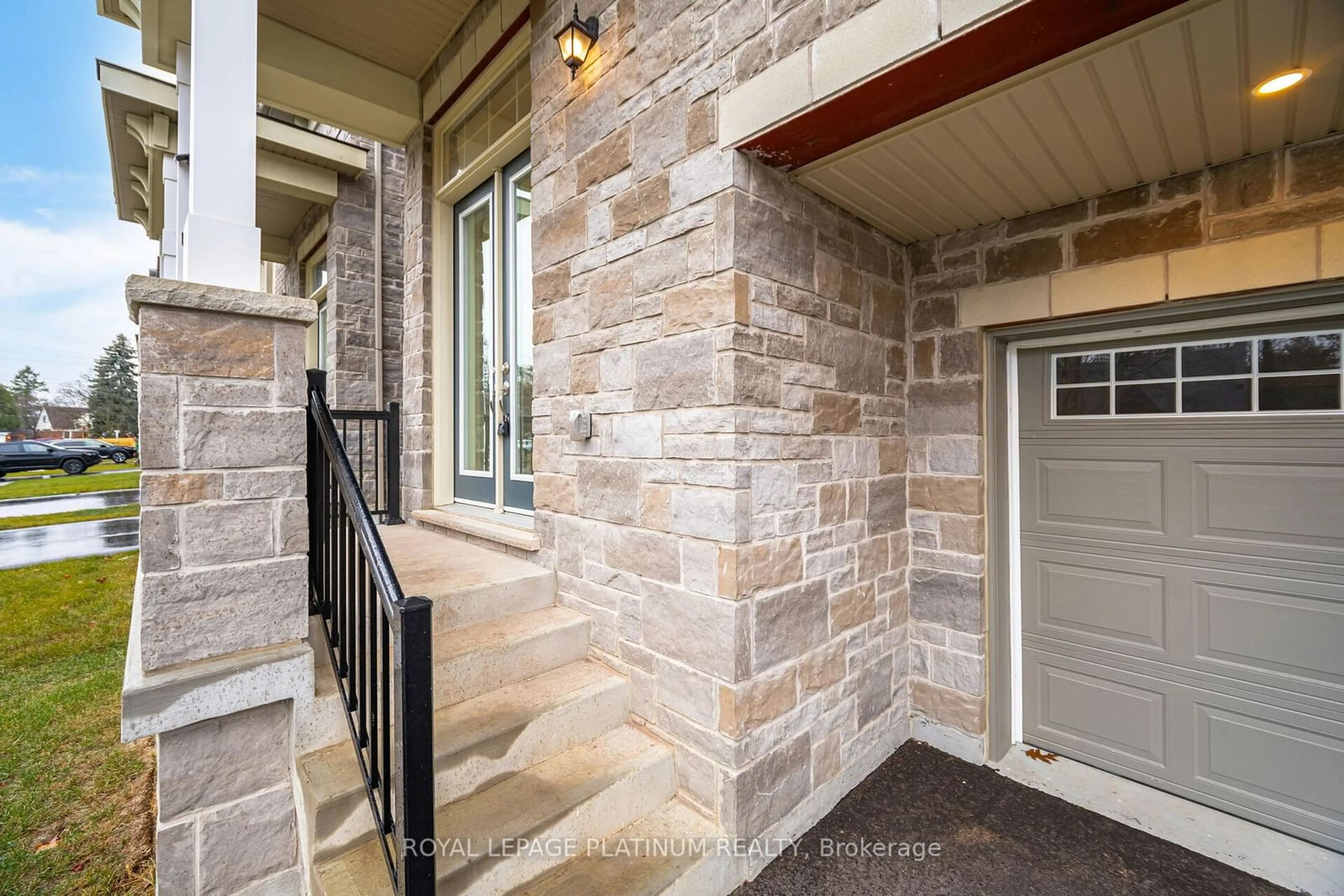 Indoor entryway for 2093 Primate Rd, Mississauga Ontario L4Y 0H2