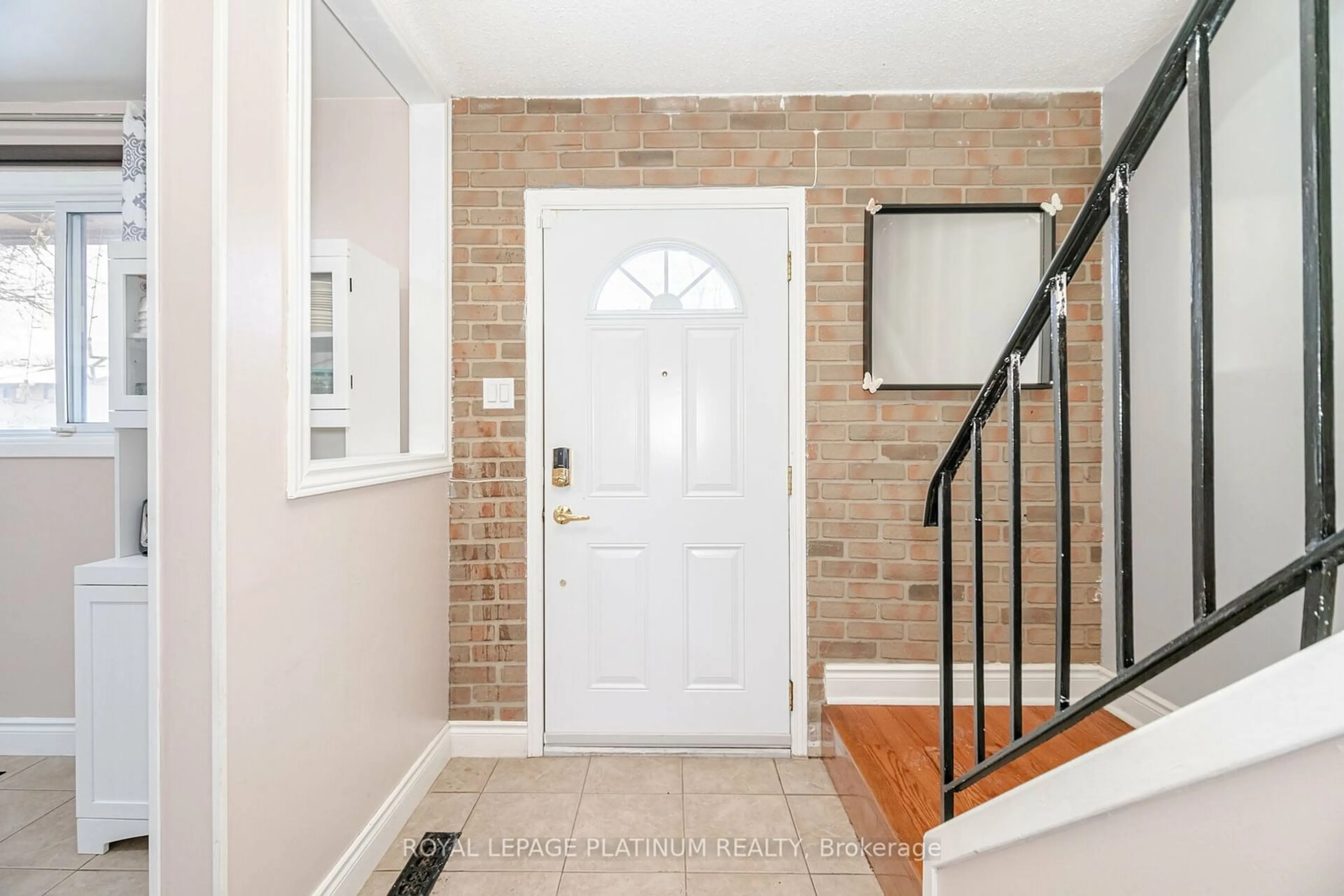 Indoor entryway for 105 Hansen Rd #54, Brampton Ontario L6V 3C9