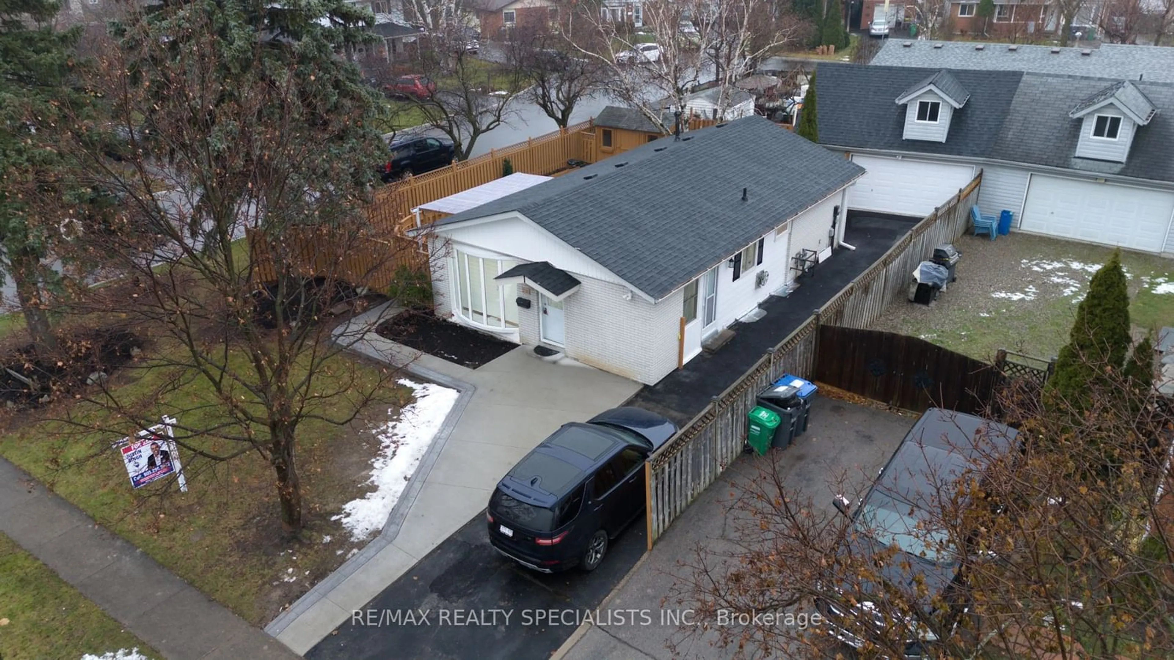 A pic from outside/outdoor area/front of a property/back of a property/a pic from drone, street for 206 Folkstone Cres, Brampton Ontario L6T 3N3